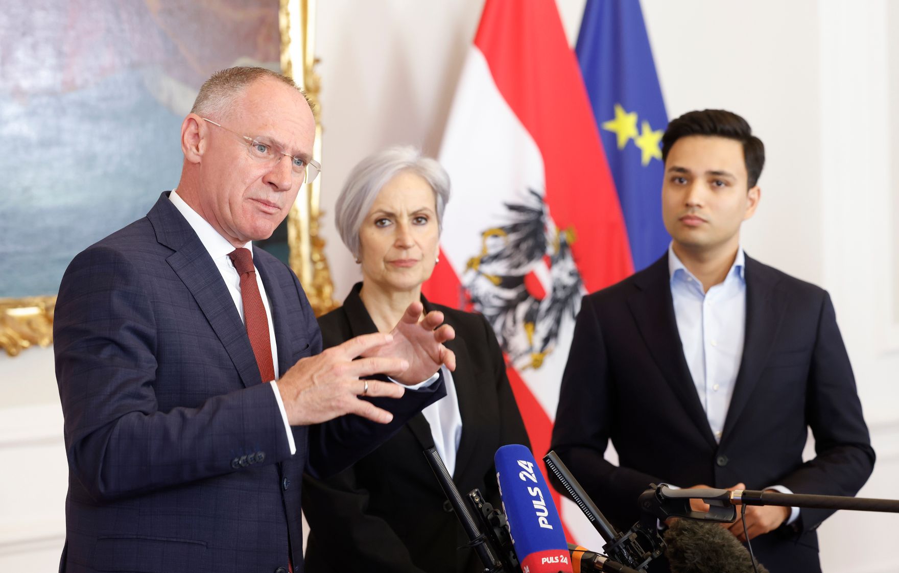 Am 23. April 2025 nahmen (v.l.n.r.) Bundesminister Gerhard Karner, Bundesministerin Anna Sporrer und Klubobmann Yannick Shetty am Doorstep vor dem Ministerrat teil.