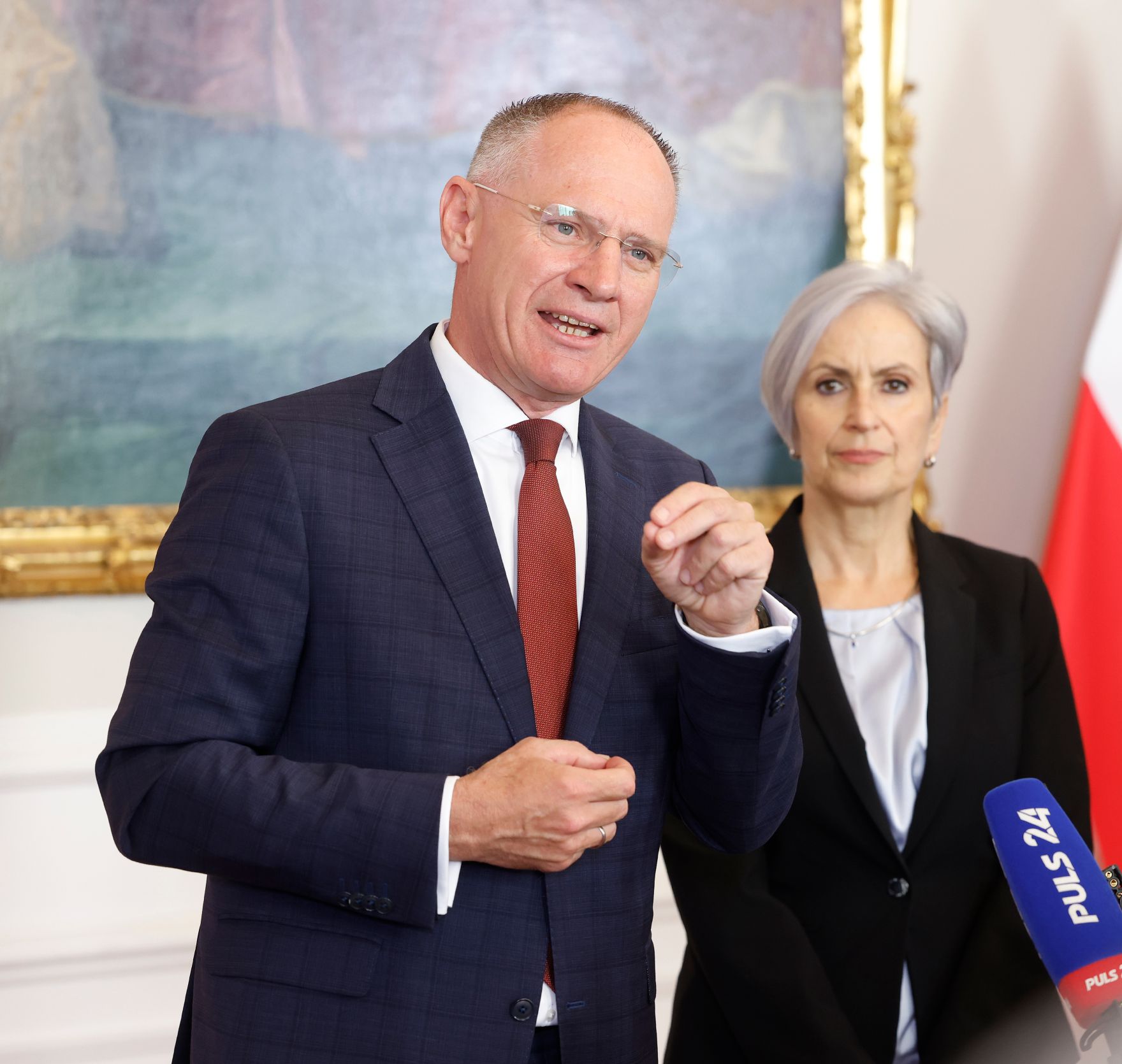 Am 23. April 2025 nahmen Bundesminister Gerhard Karner (l.), Bundesministerin Anna Sporrer (r.) und Klubobmann Yannick Shetty am Doorstep vor dem Ministerrat teil.