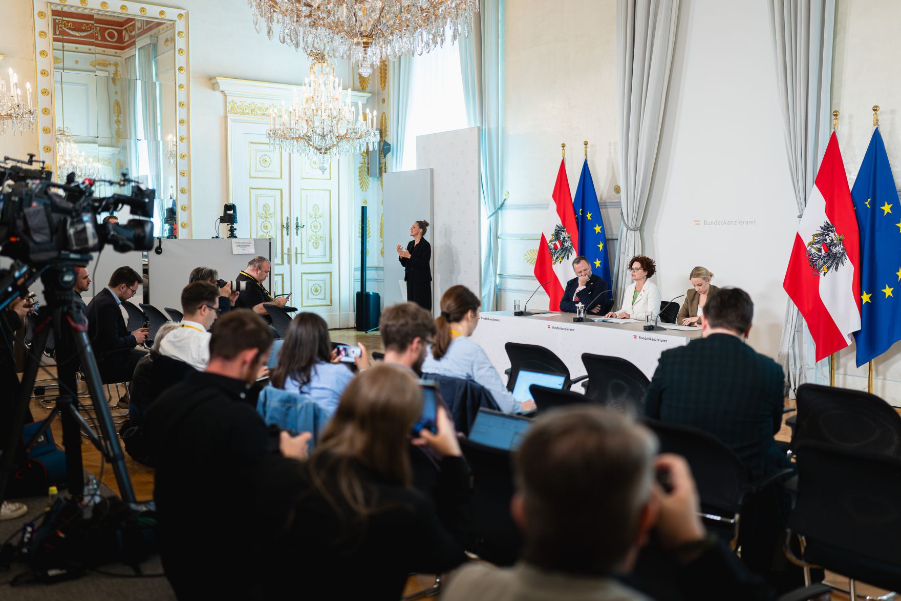 Am 30. April 2025 nahmen Staatssekret&auml;rin Elisabeth Zehetner (m.), Staatssekret&auml;rin Michaela Schmidt (r.) und Staatssekret&auml;r Josef Schellhorn (l.) am Pressefoyer nach dem Ministerrat teil.