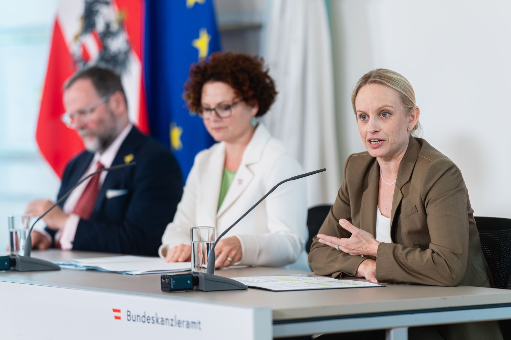 Am 30. April 2025 nahmen Staatssekret&auml;rin Elisabeth Zehetner (m.), Staatssekret&auml;rin Michaela Schmidt (r.) und Staatssekret&auml;r Josef Schellhorn (l.) am Pressefoyer nach dem Ministerrat teil.