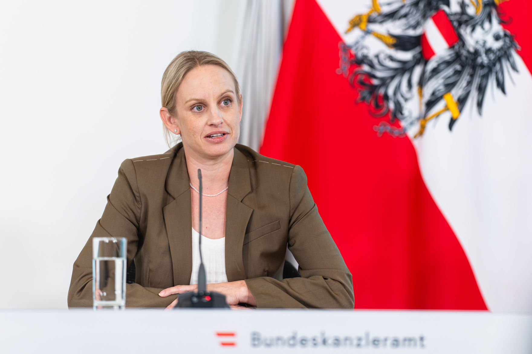 Am 30. April 2025 nahmen Staatssekret&auml;rin Elisabeth Zehetner, Staatssekret&auml;rin Michaela Schmidt (im Bild) und Staatssekret&auml;r Josef Schellhorn am Pressefoyer nach dem Ministerrat teil.