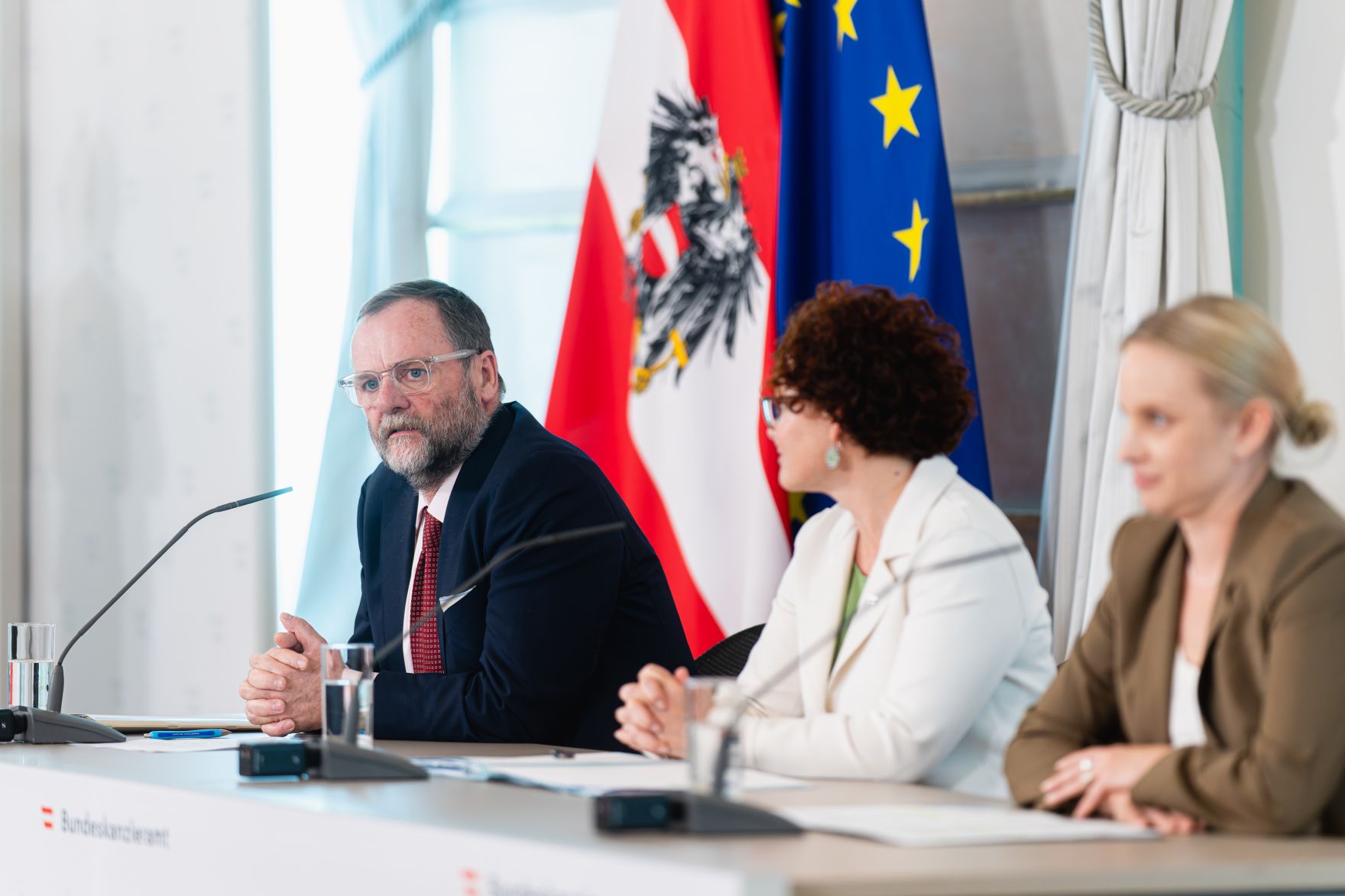 Am 30. April 2025 nahmen Staatssekret&auml;rin Elisabeth Zehetner (m.), Staatssekret&auml;rin Michaela Schmidt (r.) und Staatssekret&auml;r Josef Schellhorn (l.) am Pressefoyer nach dem Ministerrat teil.