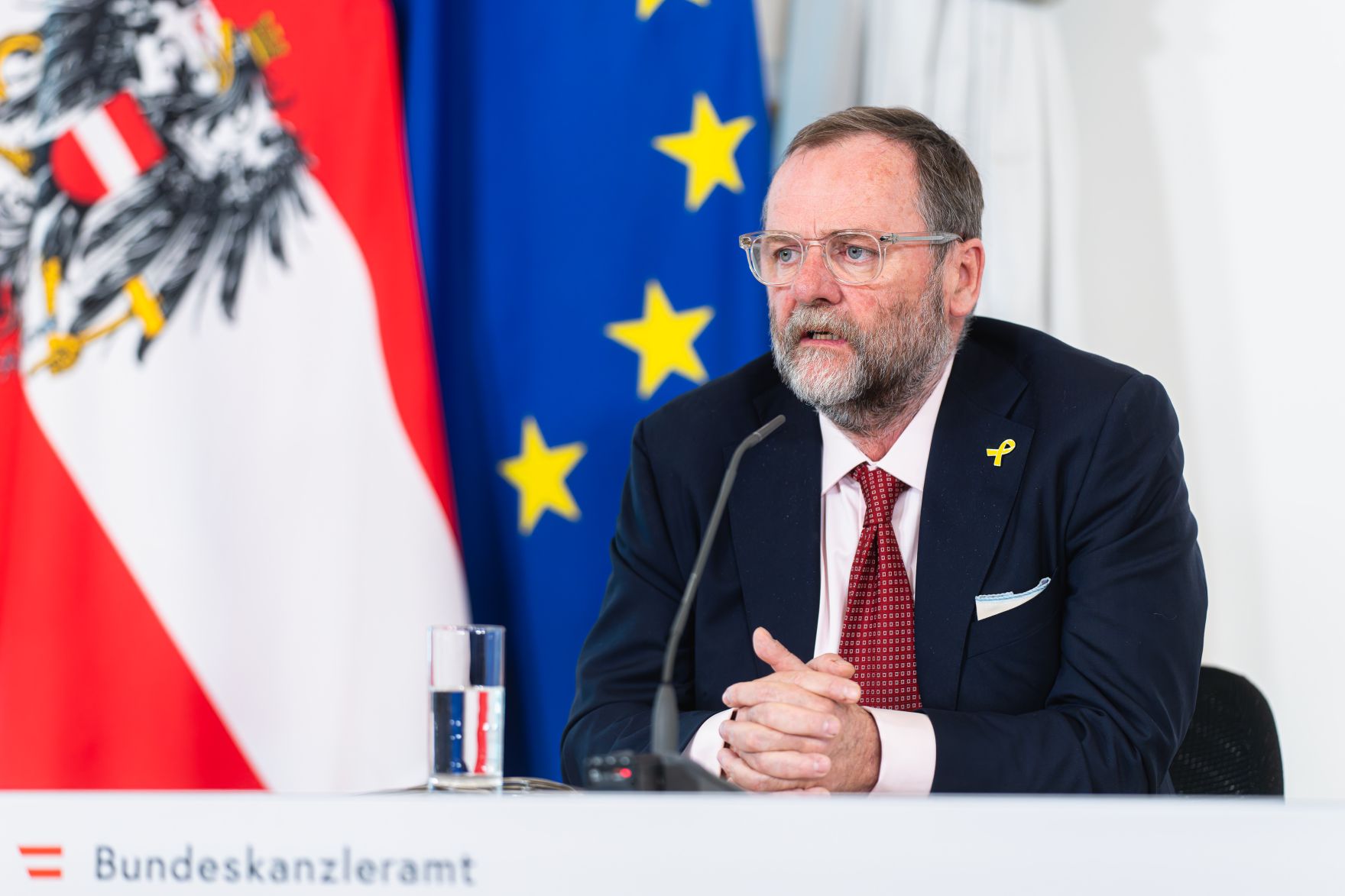 Am 30. April 2025 nahmen Staatssekret&auml;rin Elisabeth Zehetner, Staatssekret&auml;rin Michaela Schmidt und Staatssekret&auml;r Josef Schellhorn (im Bild) am Pressefoyer nach dem Ministerrat teil.