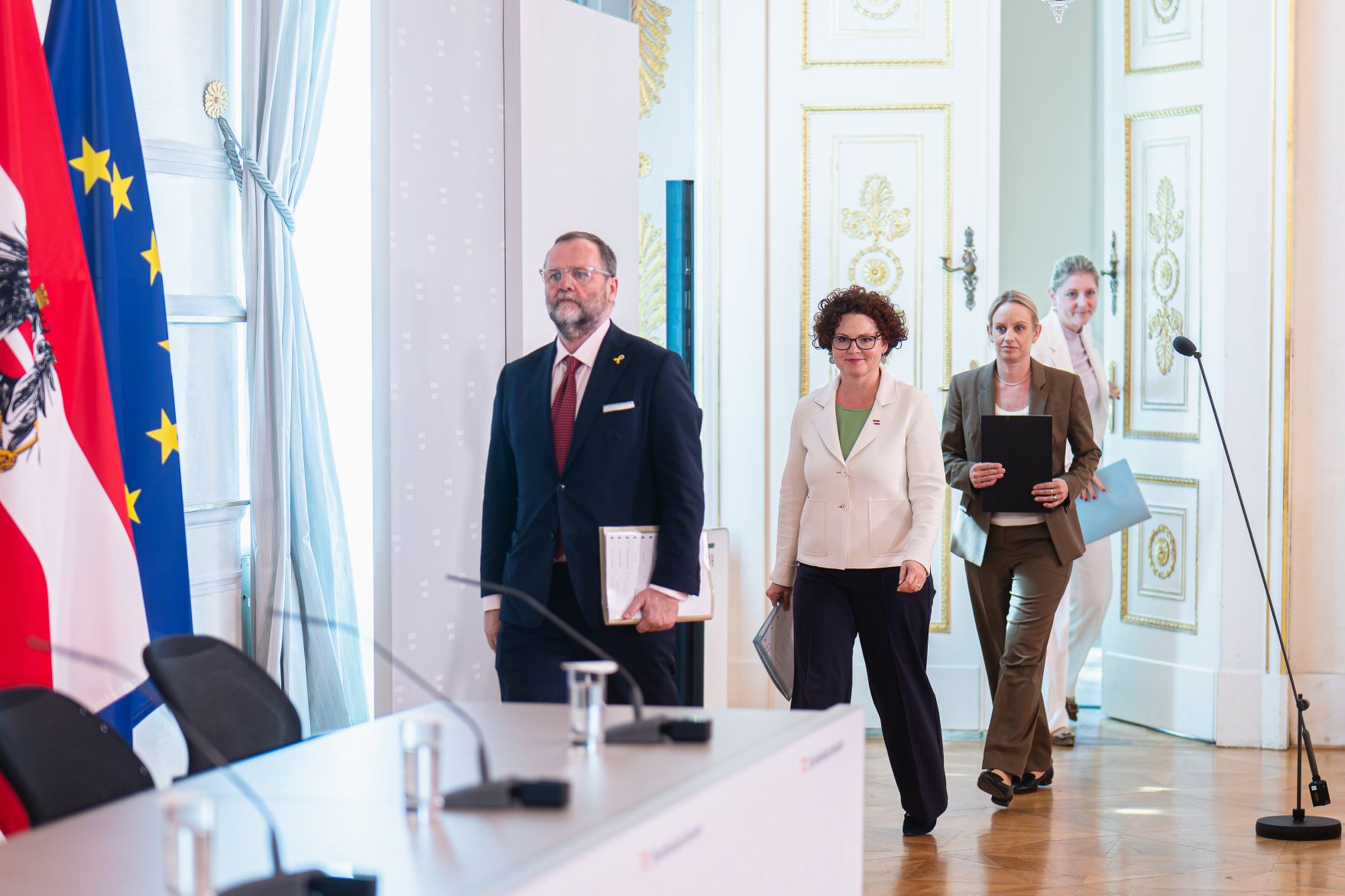 Am 30. April 2025 nahmen Staatssekret&auml;rin Elisabeth Zehetner (m.), Staatssekret&auml;rin Michaela Schmidt (r.) und Staatssekret&auml;r Josef Schellhorn (l.) am Pressefoyer nach dem Ministerrat teil.