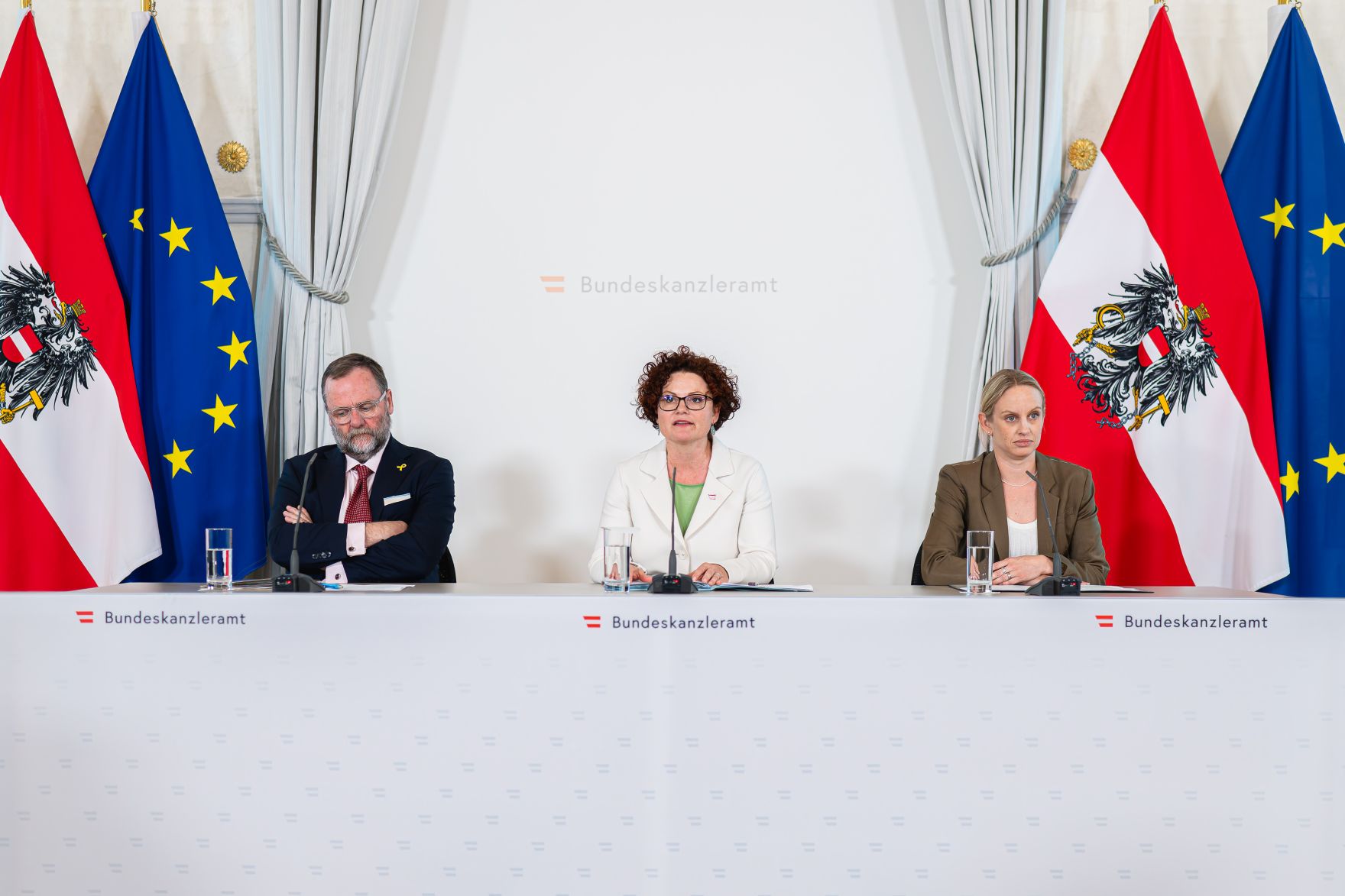 Am 30. April 2025 nahmen Staatssekret&auml;rin Elisabeth Zehetner (m.), Staatssekret&auml;rin Michaela Schmidt (r.) und Staatssekret&auml;r Josef Schellhorn (l.) am Pressefoyer nach dem Ministerrat teil.