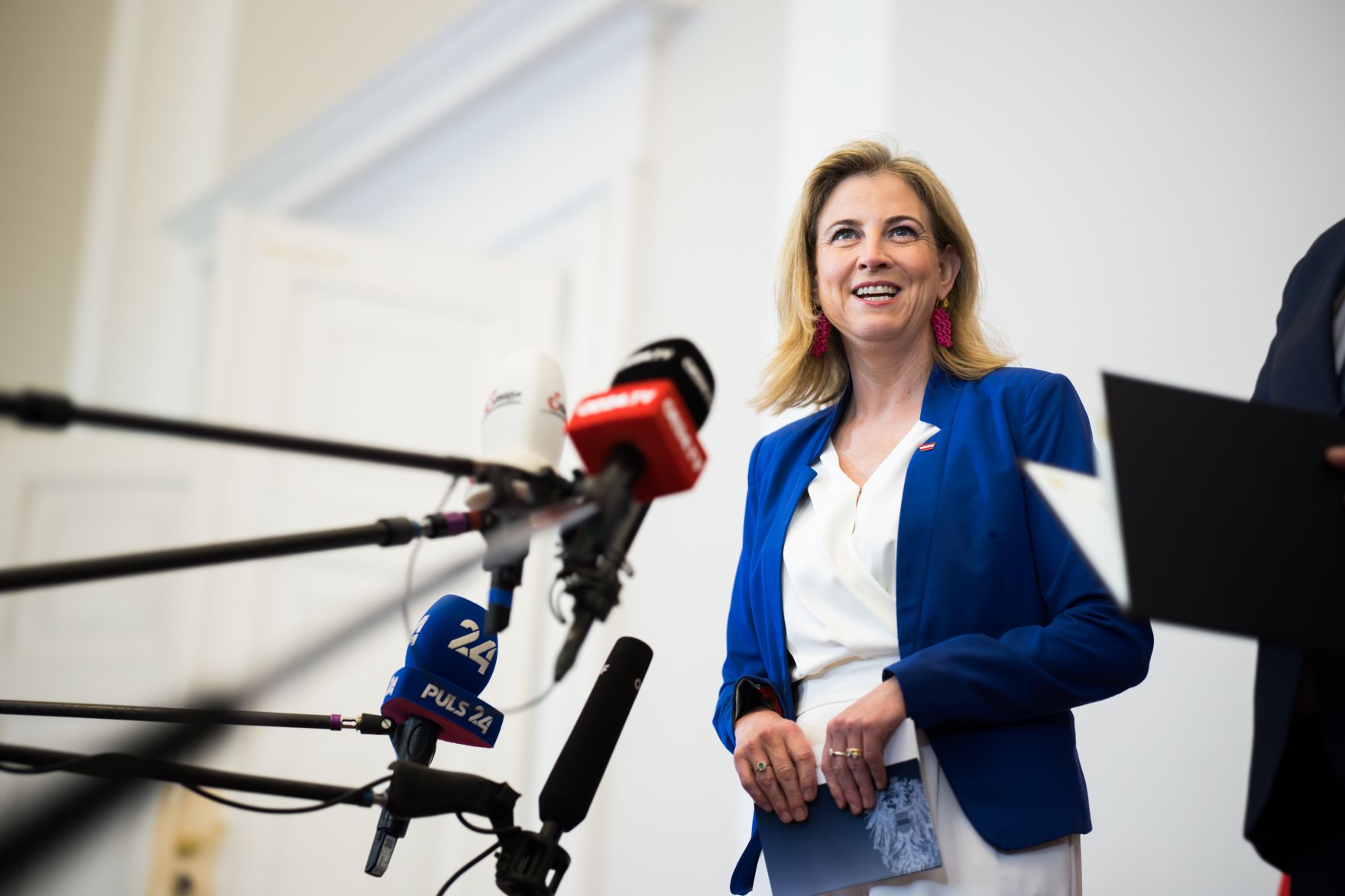 Am 4. Juni 2025 nahmen Vizekanzler Andreas Babler, Bundesministerin Beate Meinl-Reisinger (im Bild) und Bundesministerin Klaudia Tanner am Doorstep vor dem Ministerrat teil.