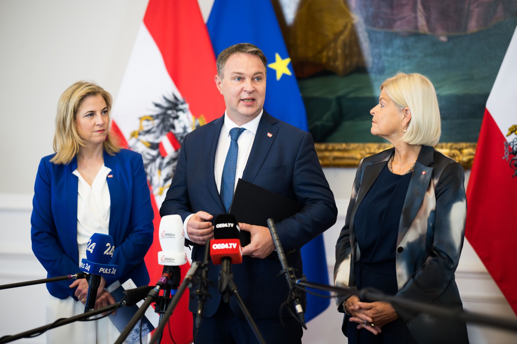 Am 4. Juni 2025 nahmen Vizekanzler Andreas Babler (m.), Bundesministerin Beate Meinl-Reisinger (l.) und Bundesministerin Klaudia Tanner (r.) am Doorstep vor dem Ministerrat teil.