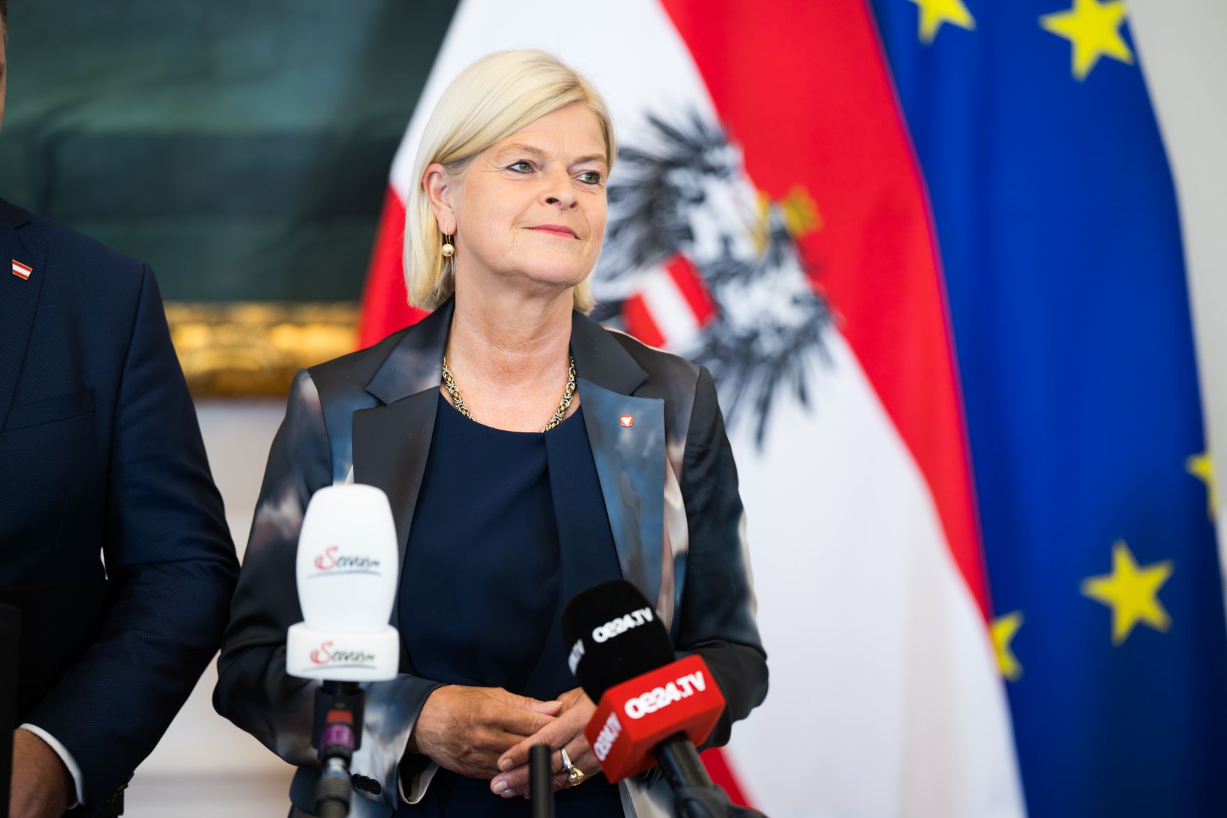 Am 4. Juni 2025 nahmen Vizekanzler Andreas Babler, Bundesministerin Beate Meinl-Reisinger und Bundesministerin Klaudia Tanner (im Bild) am Doorstep vor dem Ministerrat teil.