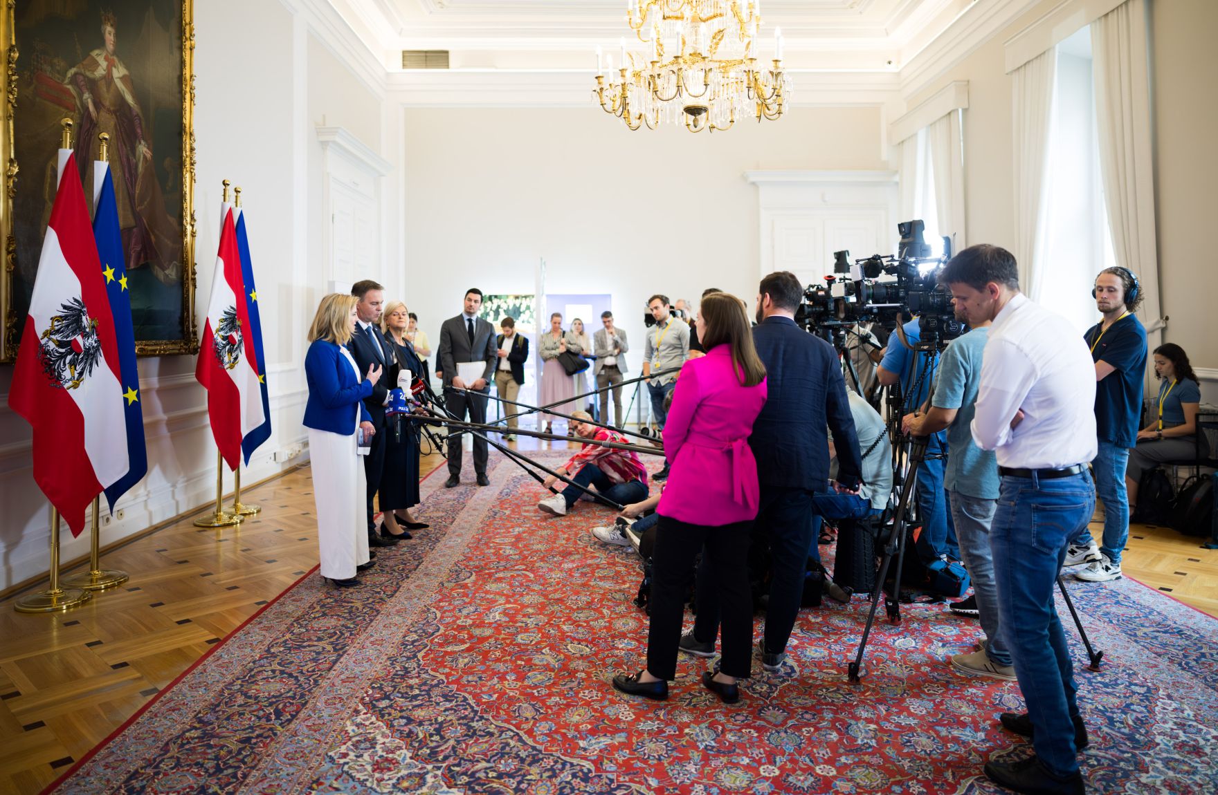 Am 4. Juni 2025 nahmen Vizekanzler Andreas Babler, Bundesministerin Beate Meinl-Reisinger und Bundesministerin Klaudia Tanner am Doorstep vor dem Ministerrat teil.