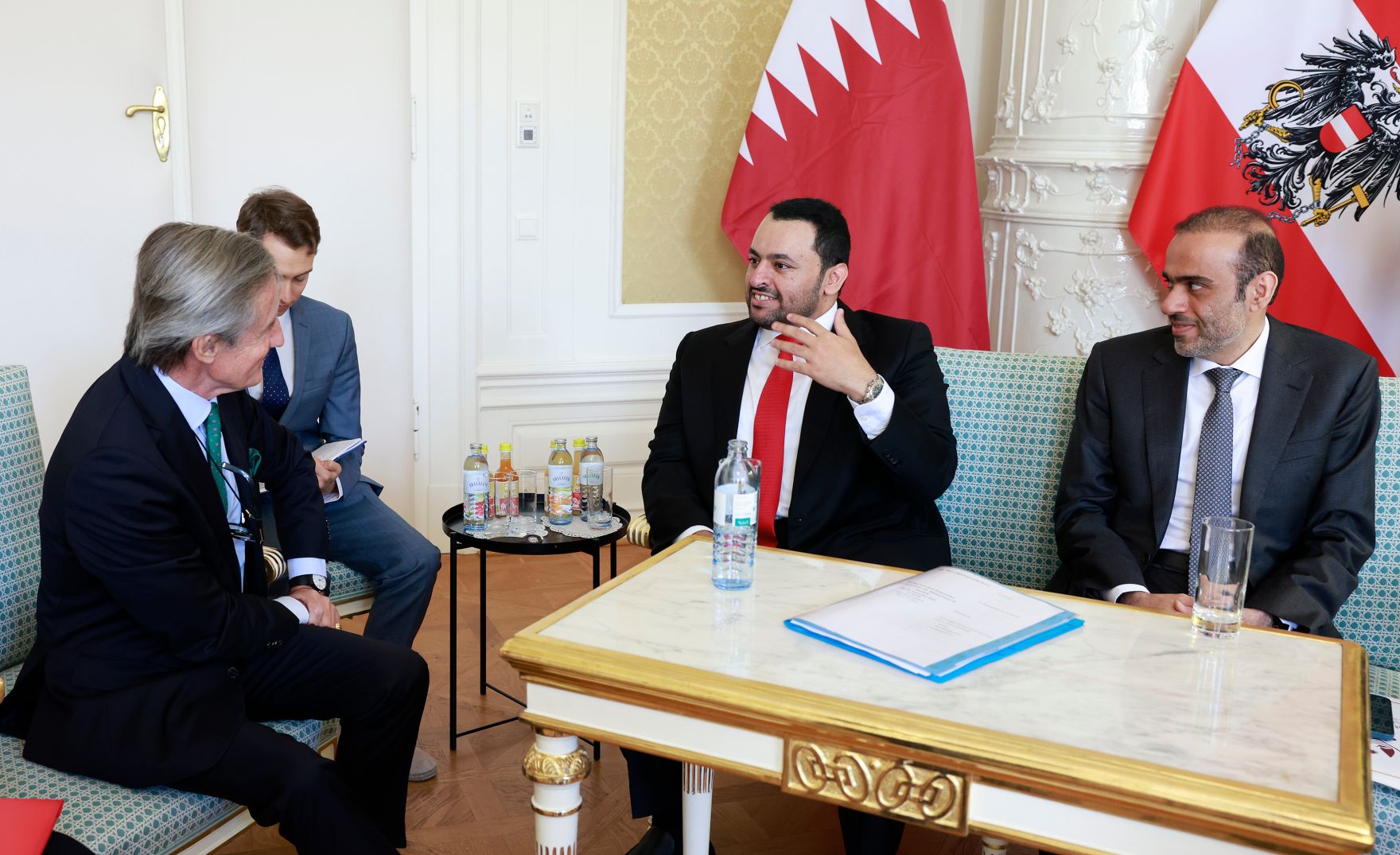 Am 3. September 2025 empfing Botschafter Peter Launsky-Tieffenthal (l.) den Staatsminister im Ministerium f&uuml;r ausw&auml;rtige Angelegenheiten des Staates Katar Mohammed Abdulaziz Al-Khulaifi (2.v.r.) im Bundeskanzleramt.