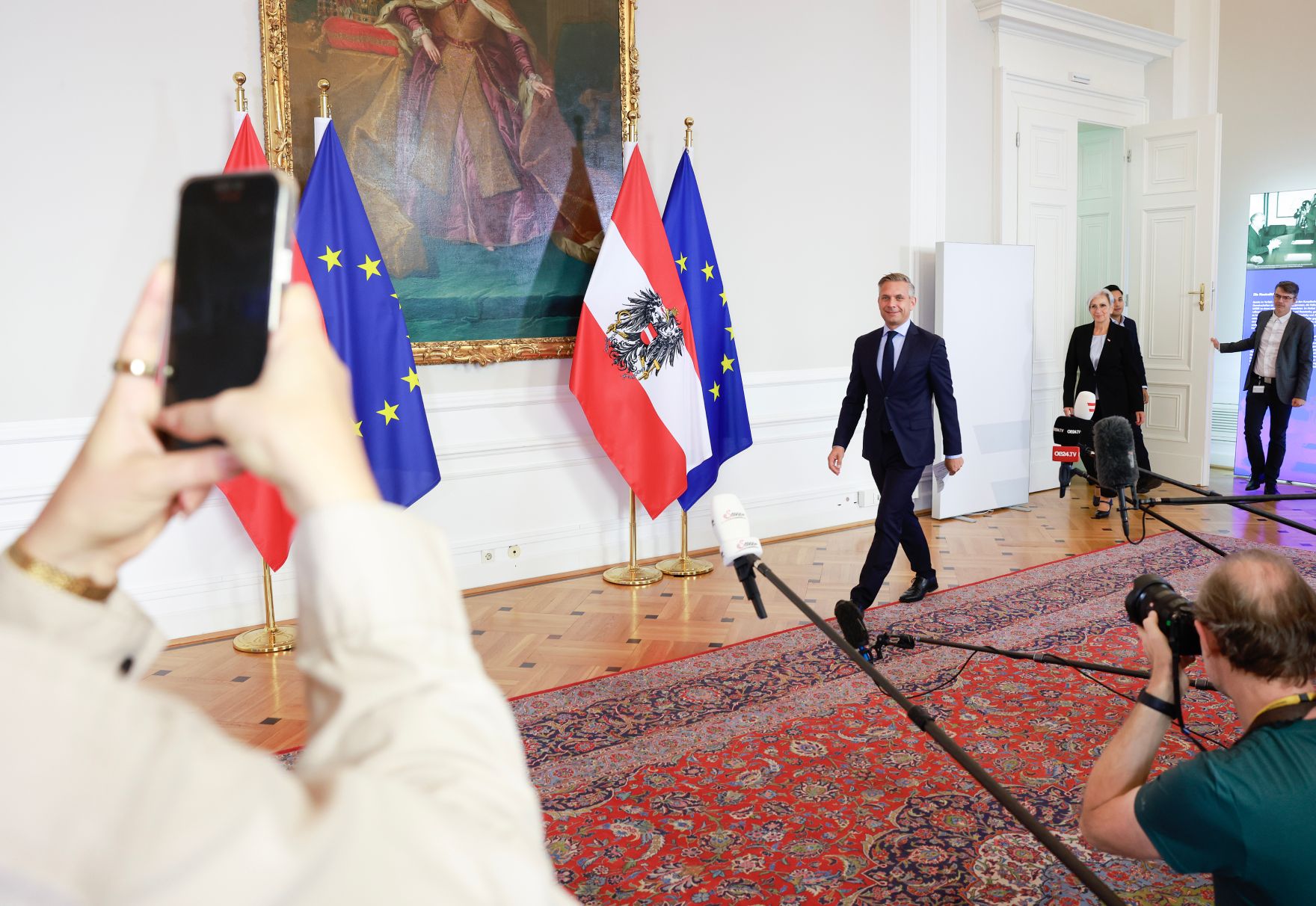 Am 17. September 2025 nahmen (v.l.n.r.) Bundesminister Wolfgang Hattmannsdorfer, Bundesministerin Anna Sporrer und Klubobmann Yannick Shetty am Doorstep vor dem Ministerrat teil.
