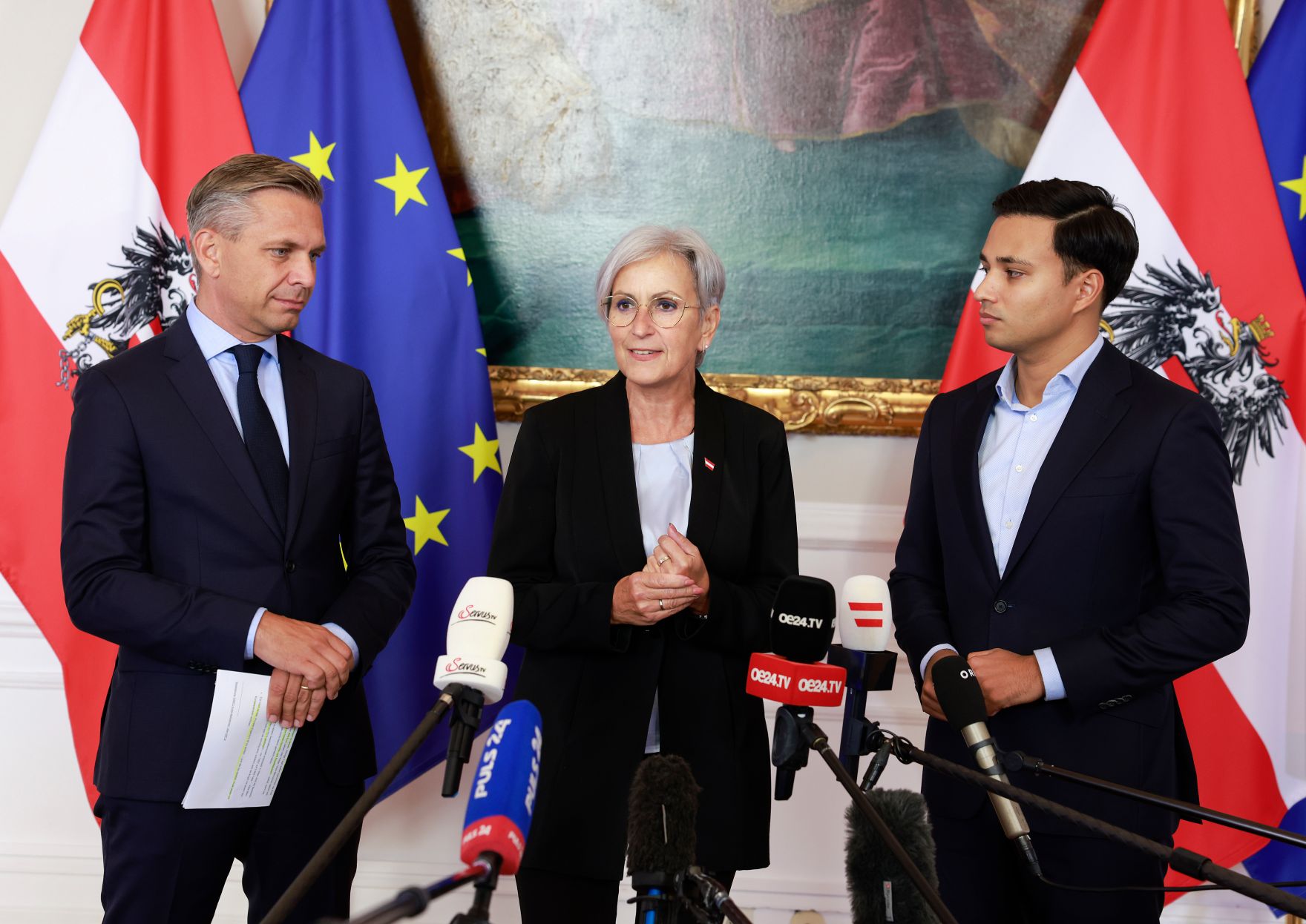 Am 17. September 2025 nahmen (v.l.n.r.) Bundesminister Wolfgang Hattmannsdorfer, Bundesministerin Anna Sporrer und Klubobmann Yannick Shetty am Doorstep vor dem Ministerrat teil.