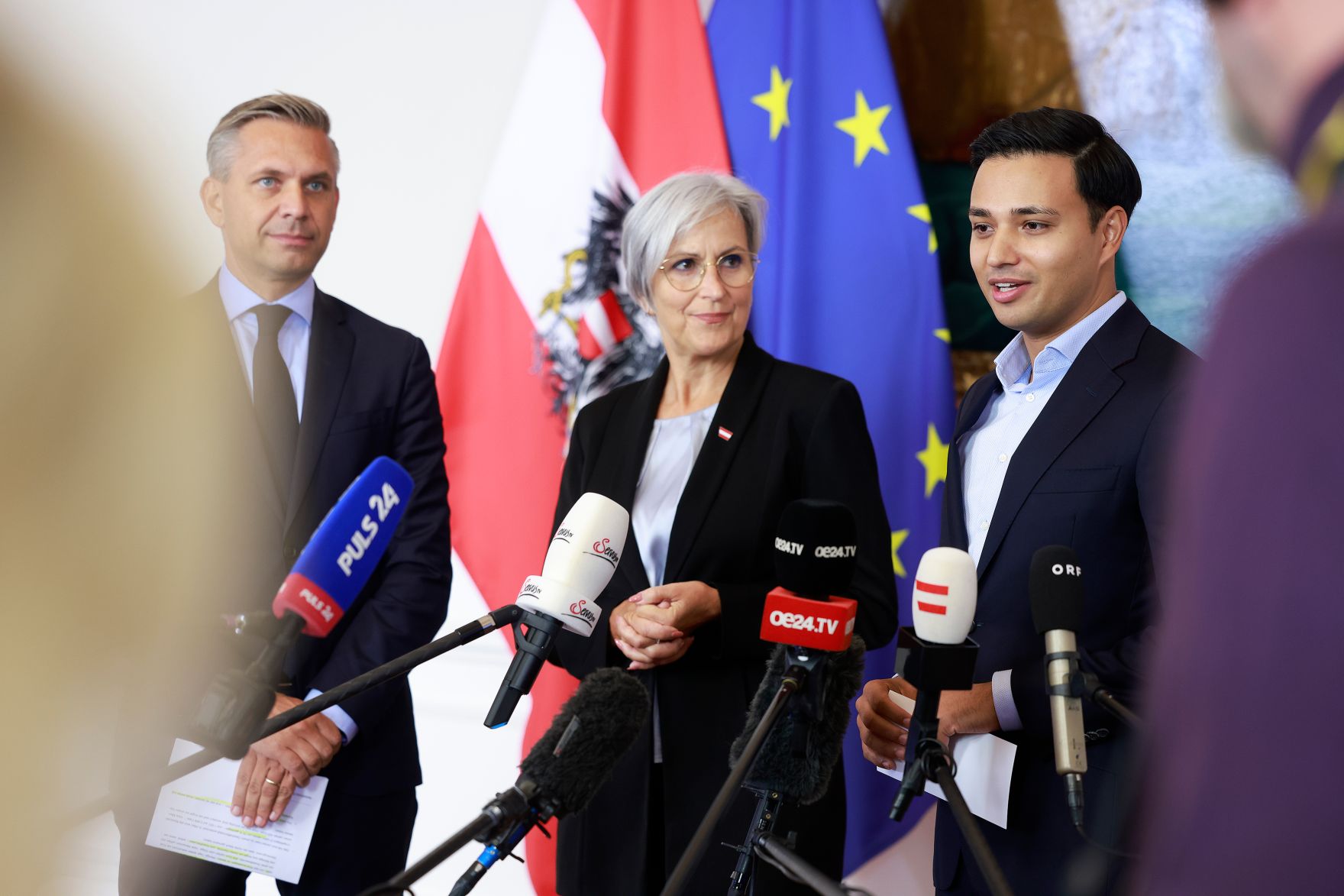 Am 17. September 2025 nahmen (v.l.n.r.) Bundesminister Wolfgang Hattmannsdorfer, Bundesministerin Anna Sporrer und Klubobmann Yannick Shetty am Doorstep vor dem Ministerrat teil.