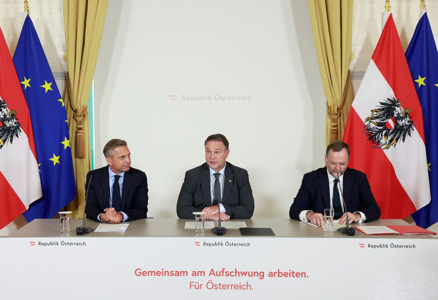 Am 17. September 2025 nahmen (v.l.n.r.) Bundesminister Wolfgang Hattmannsdorfer, Vizekanzler Andreas Babler und Staatssekret&auml;r Sepp Schellhorn am Pressefoyer nach dem Ministerrat teil.