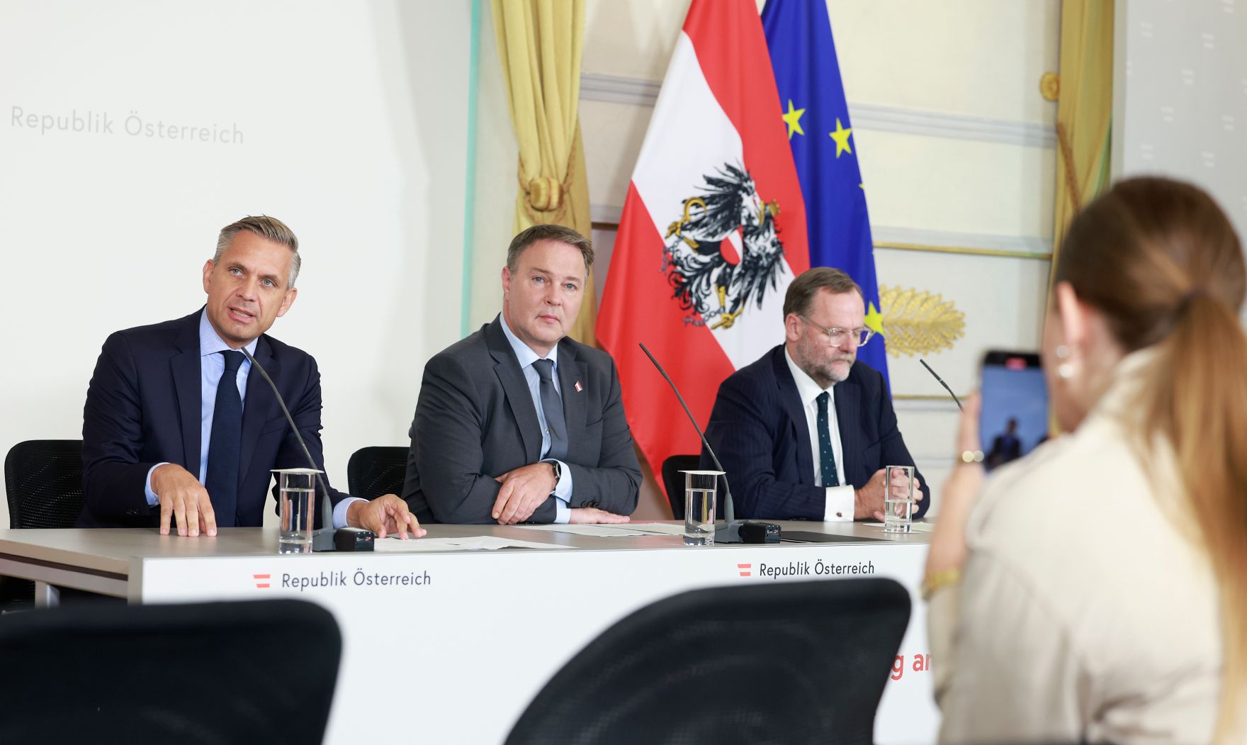 Am 17. September 2025 nahmen (v.l.n.r.) Bundesminister Wolfgang Hattmannsdorfer, Vizekanzler Andreas Babler und Staatssekret&auml;r Sepp Schellhorn am Pressefoyer nach dem Ministerrat teil.