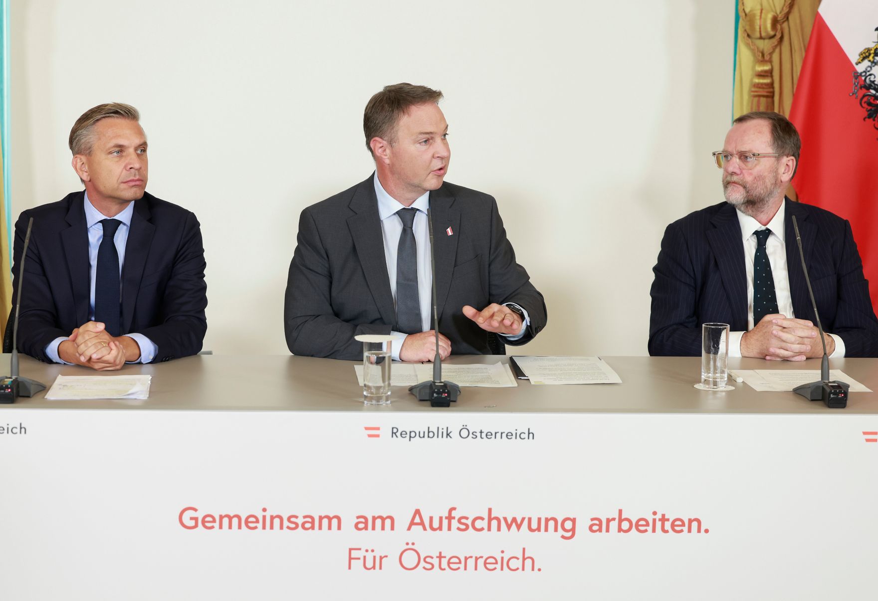 Am 17. September 2025 nahmen (v.l.n.r.) Bundesminister Wolfgang Hattmannsdorfer, Vizekanzler Andreas Babler und Staatssekret&auml;r Sepp Schellhorn am Pressefoyer nach dem Ministerrat teil.