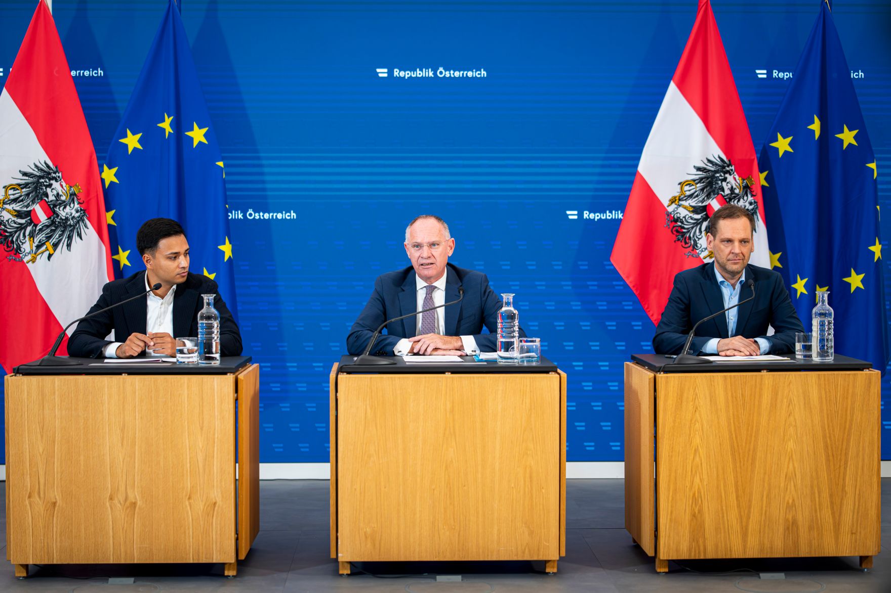 Am 24. September 2025 nahmen (v.l.n.r.) Klubobmann Yannick Shetty, Bundesminister Gerhard Karner und Klubobmann Philip Kucher am Pressefoyer nach dem Ministerrat teil.