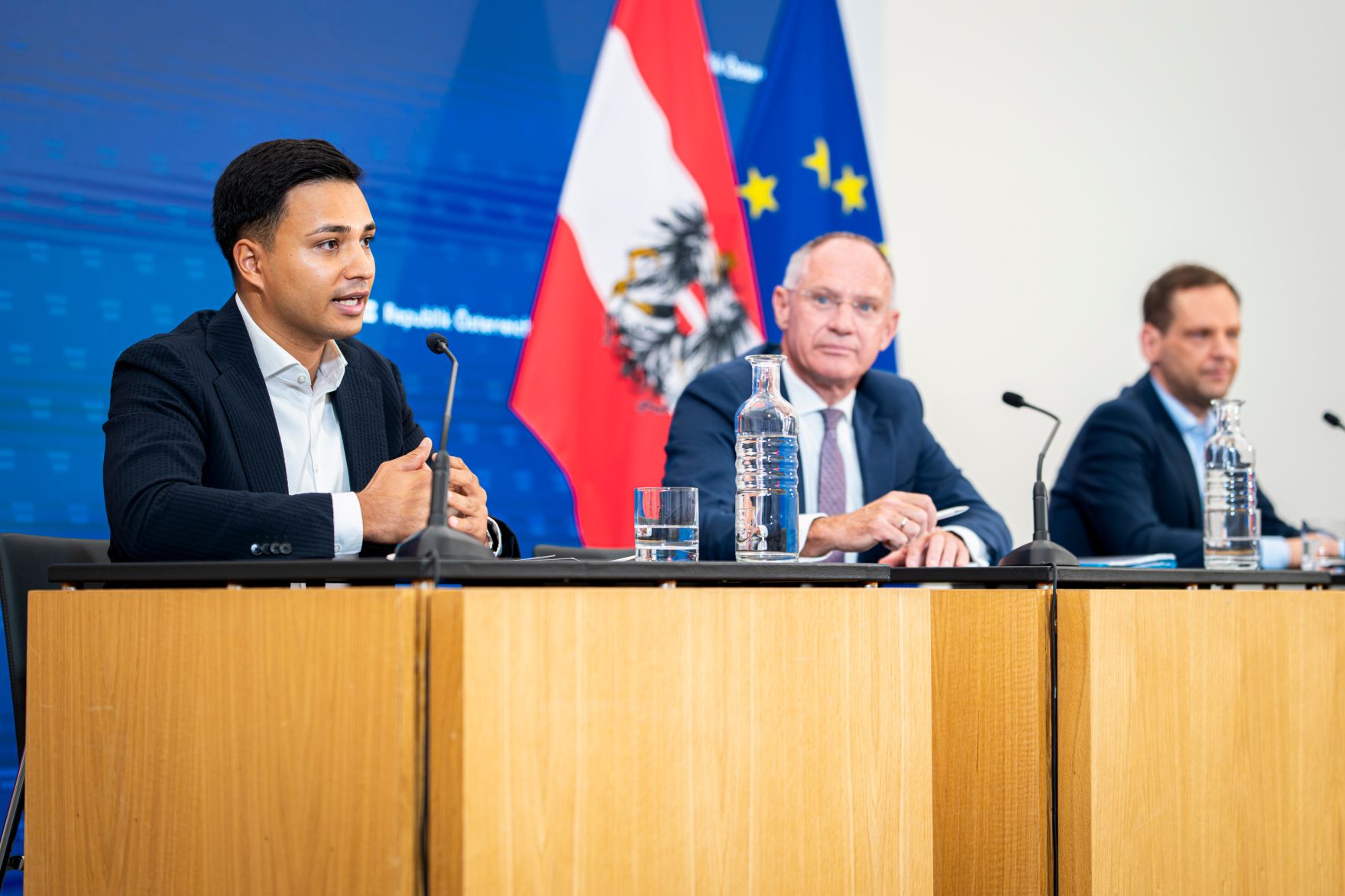 Am 24. September 2025 nahmen (v.l.n.r.) Klubobmann Yannick Shetty, Bundesminister Gerhard Karner und Klubobmann Philip Kucher am Pressefoyer nach dem Ministerrat teil.