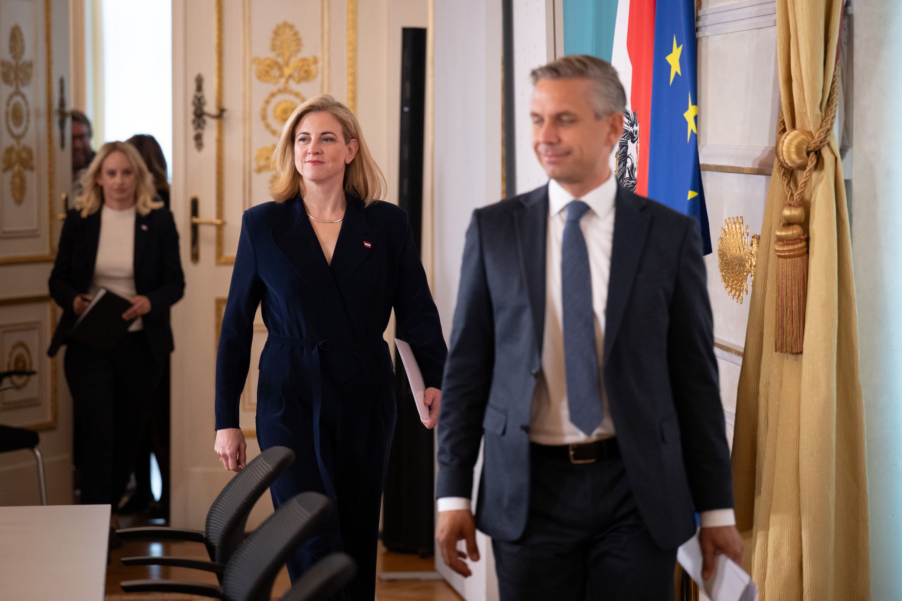 Am 1. Oktober 2025 nahmen Bundesministerin Beate Meinl-Reisinger (m.), Bundesminister Wolfgang Hattmannsdorfer (r.) und Staatssekret&auml;rin Michaela Schmid (l.) am Pressefoyer nach dem Ministerrat teil.