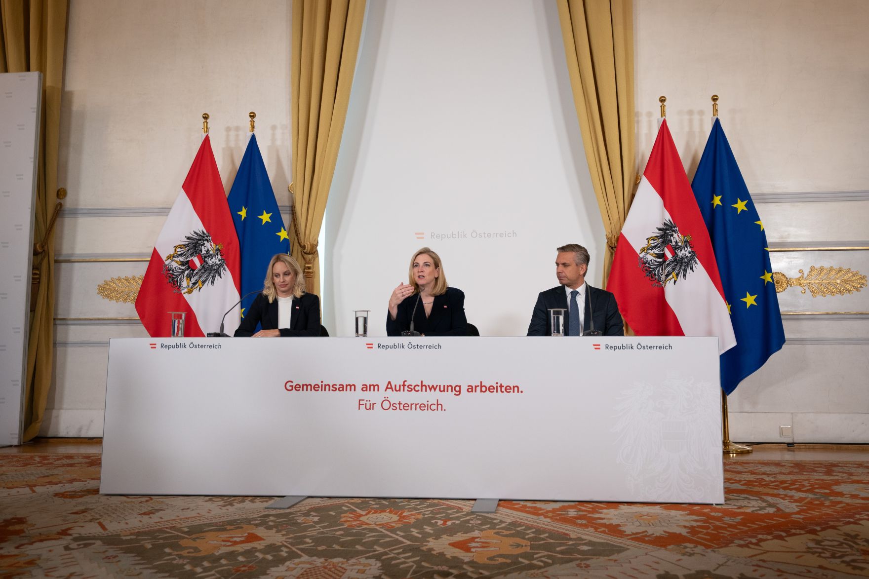 Am 1. Oktober 2025 nahmen Bundesministerin Beate Meinl-Reisinger (m.), Bundesminister Wolfgang Hattmannsdorfer (r.) und Staatssekret&auml;rin Michaela Schmid (l.) am Pressefoyer nach dem Ministerrat teil.