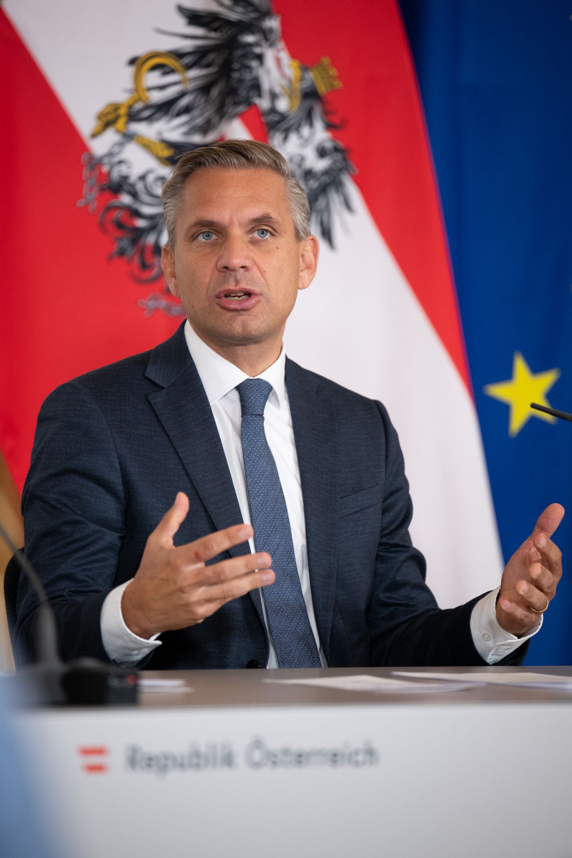 Am 1. Oktober 2025 nahmen Bundesministerin Beate Meinl-Reisinger, Bundesminister Wolfgang Hattmannsdorfer (im Bild) und Staatssekret&auml;rin Michaela Schmid am Pressefoyer nach dem Ministerrat teil.