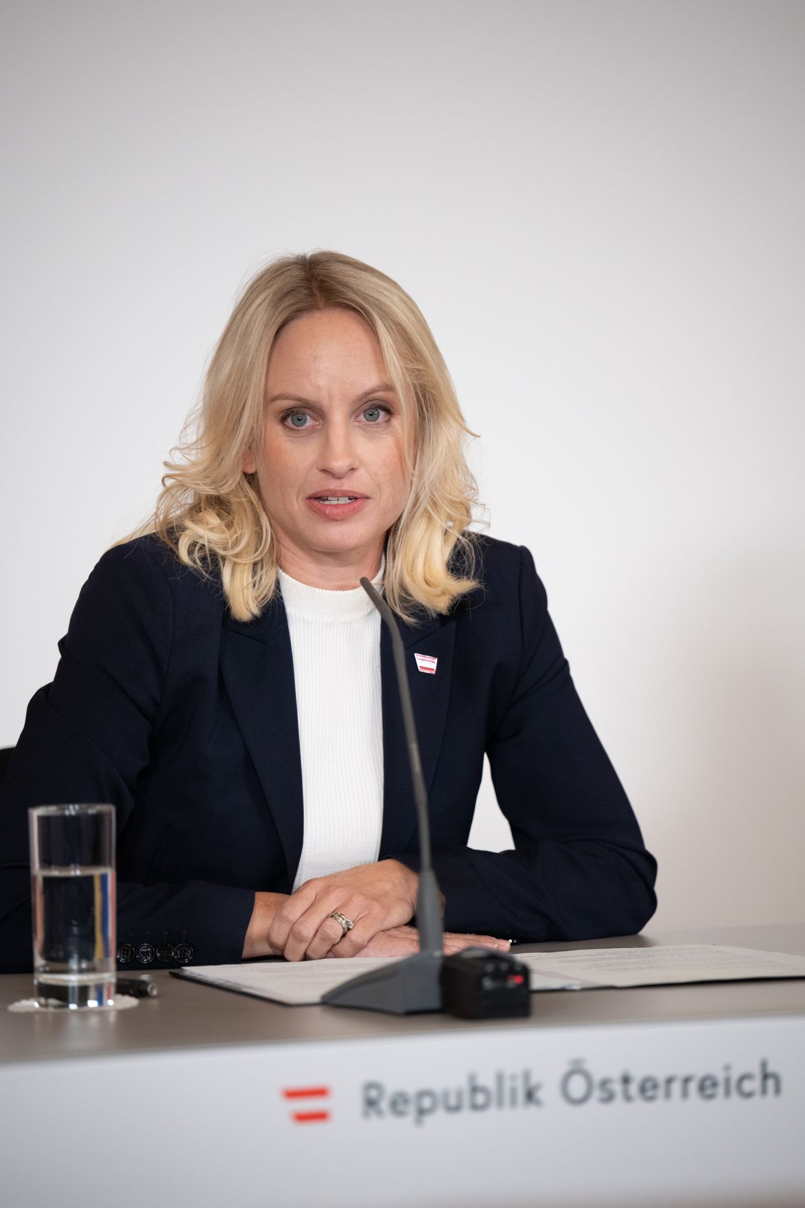 Am 1. Oktober 2025 nahmen Bundesministerin Beate Meinl-Reisinger, Bundesminister Wolfgang Hattmannsdorfer und Staatssekret&auml;rin Michaela Schmid (im Bild am Pressefoyer nach dem Ministerrat teil.