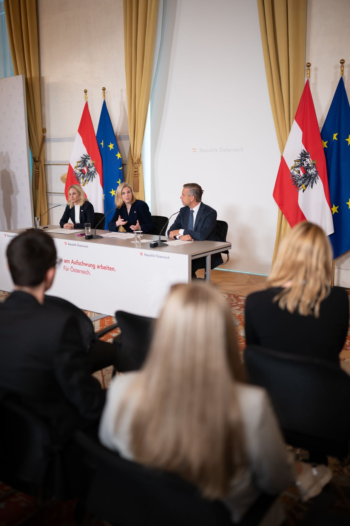 Am 1. Oktober 2025 nahmen Bundesministerin Beate Meinl-Reisinger (m.), Bundesminister Wolfgang Hattmannsdorfer (r.) und Staatssekret&auml;rin Michaela Schmid (l.) am Pressefoyer nach dem Ministerrat teil.