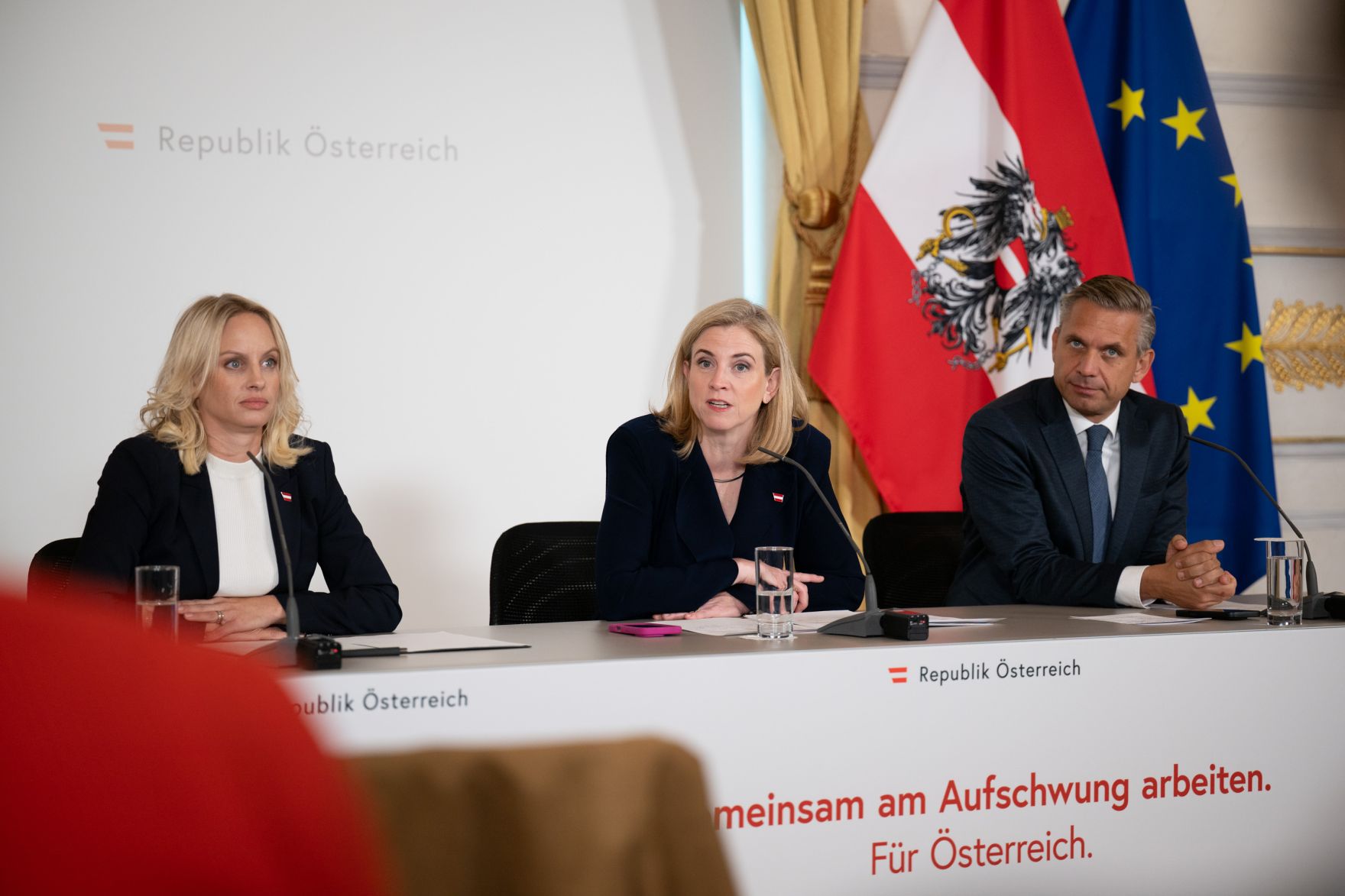Am 1. Oktober 2025 nahmen Bundesministerin Beate Meinl-Reisinger (m.), Bundesminister Wolfgang Hattmannsdorfer (r.) und Staatssekret&auml;rin Michaela Schmid (l.) am Pressefoyer nach dem Ministerrat teil.