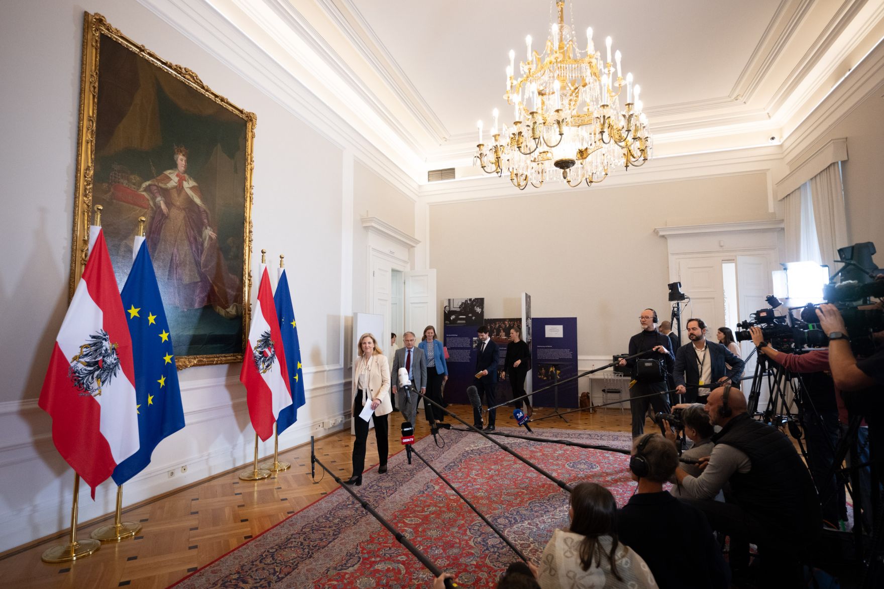 Am 8.Oktober 2025 nahmen Bundesministerin Beate Meinl-Reisinger, Bundesminister Markus Marterbauer und Staatssekret&auml;rin Barbara Eibinger-Miedl am Doorstep vor dem Ministerrat teil.