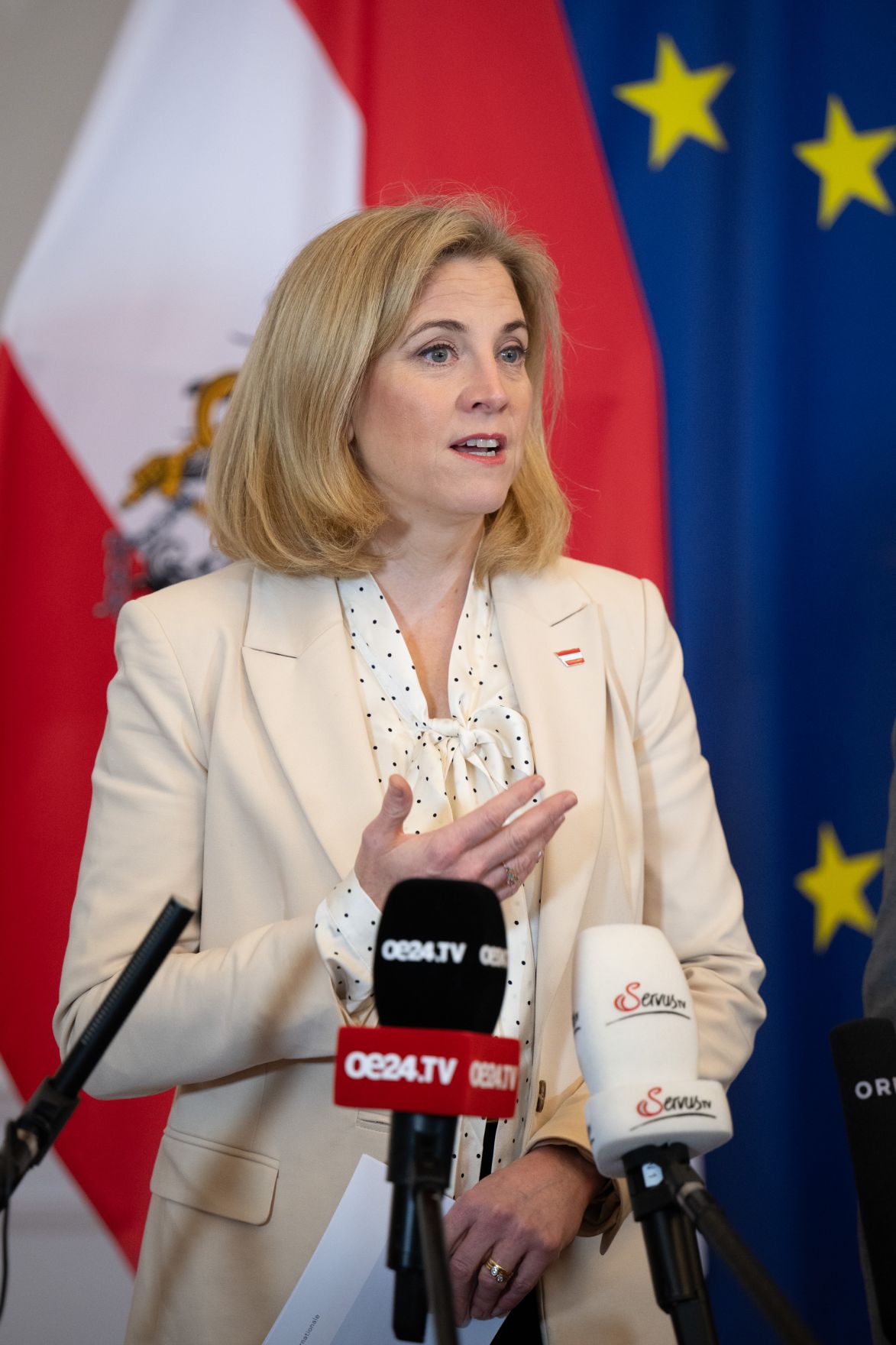 Am 8.Oktober 2025 nahmen Bundesministerin Beate Meinl-Reisinger (im Bild), Bundesminister Markus Marterbauer und Staatssekret&auml;rin Barbara Eibinger-Miedl am Doorstep vor dem Ministerrat teil.