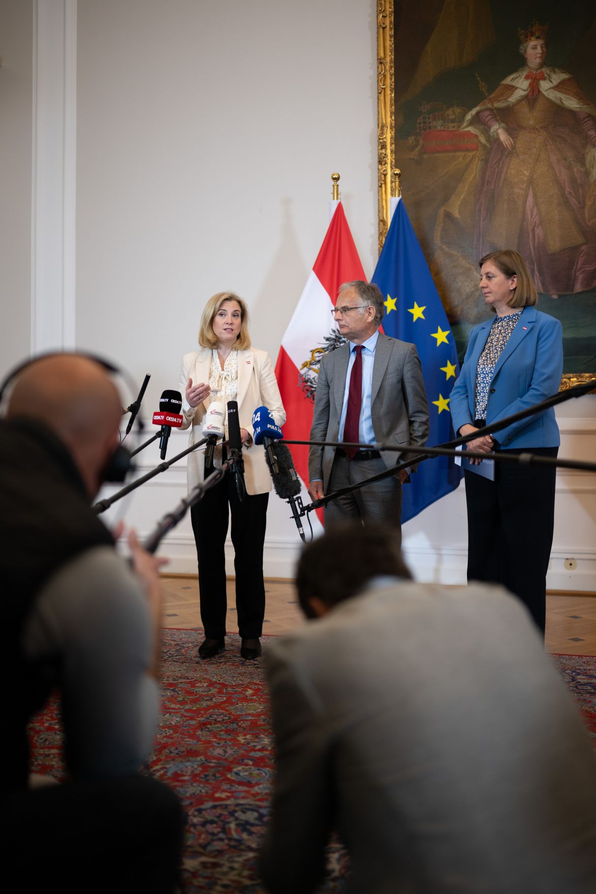 Am 8.Oktober 2025 nahmen Bundesministerin Beate Meinl-Reisinger (l.), Bundesminister Markus Marterbauer (m.) und Staatssekret&auml;rin Barbara Eibinger-Miedl (r.) am Doorstep vor dem Ministerrat teil.