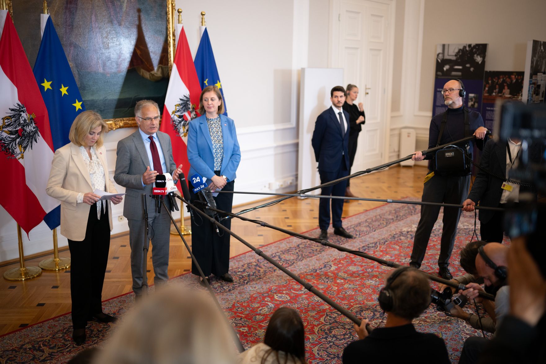 Am 8.Oktober 2025 nahmen Bundesministerin Beate Meinl-Reisinger (l.), Bundesminister Markus Marterbauer (2.v.l.) und Staatssekret&auml;rin Barbara Eibinger-Miedl (3.v.l.) am Doorstep vor dem Ministerrat teil.