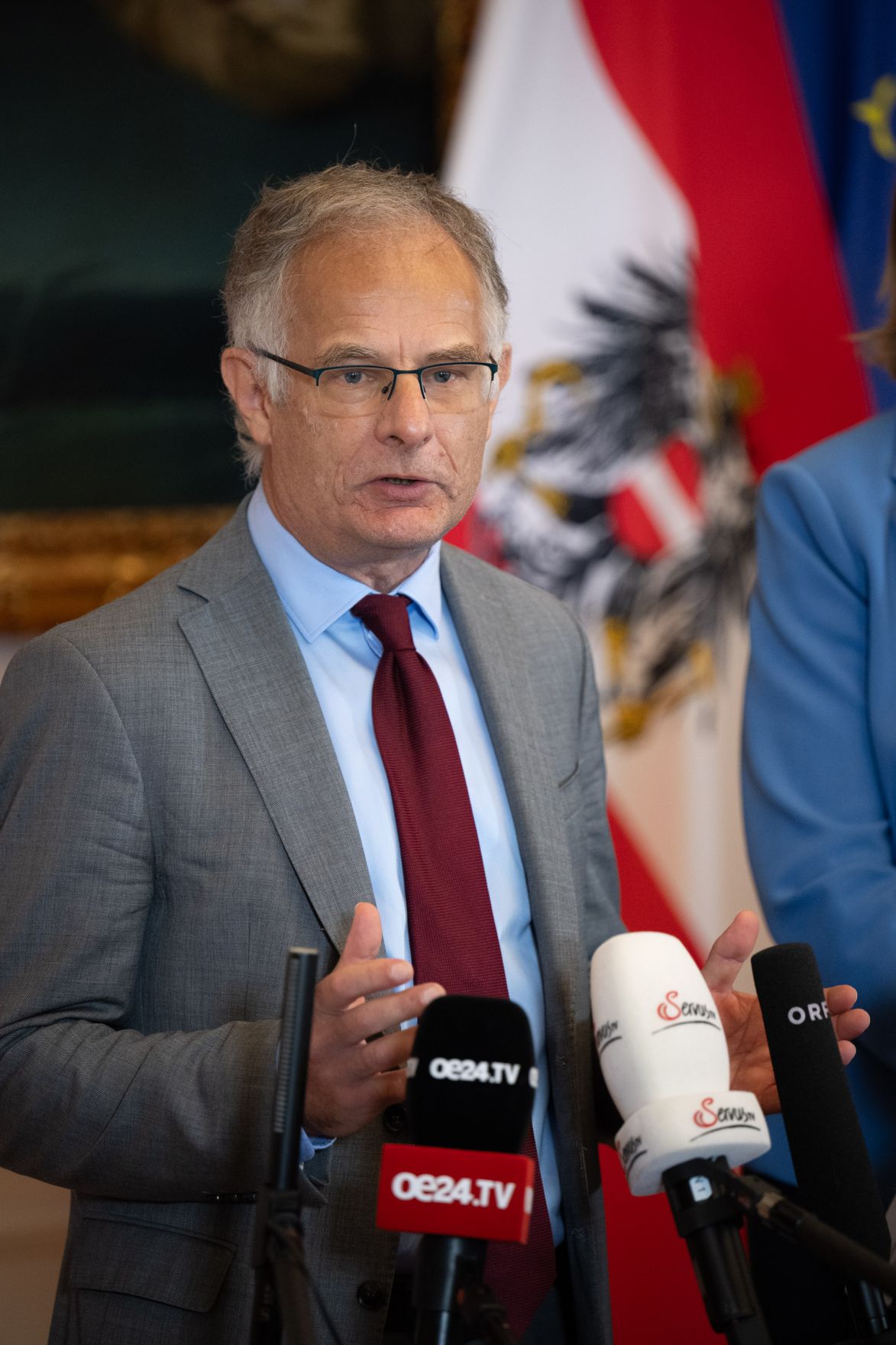 Am 8.Oktober 2025 nahmen Bundesministerin Beate Meinl-Reisinger, Bundesminister Markus Marterbauer (im Bild) und Staatssekret&auml;rin Barbara Eibinger-Miedl am Doorstep vor dem Ministerrat teil.