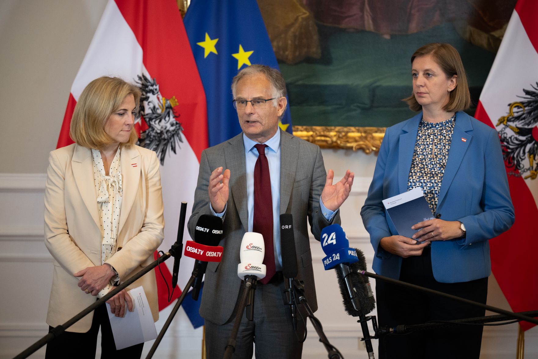 Am 8.Oktober 2025 nahmen Bundesministerin Beate Meinl-Reisinger (l.), Bundesminister Markus Marterbauer (m.) und Staatssekret&auml;rin Barbara Eibinger-Miedl (r.) am Doorstep vor dem Ministerrat teil.