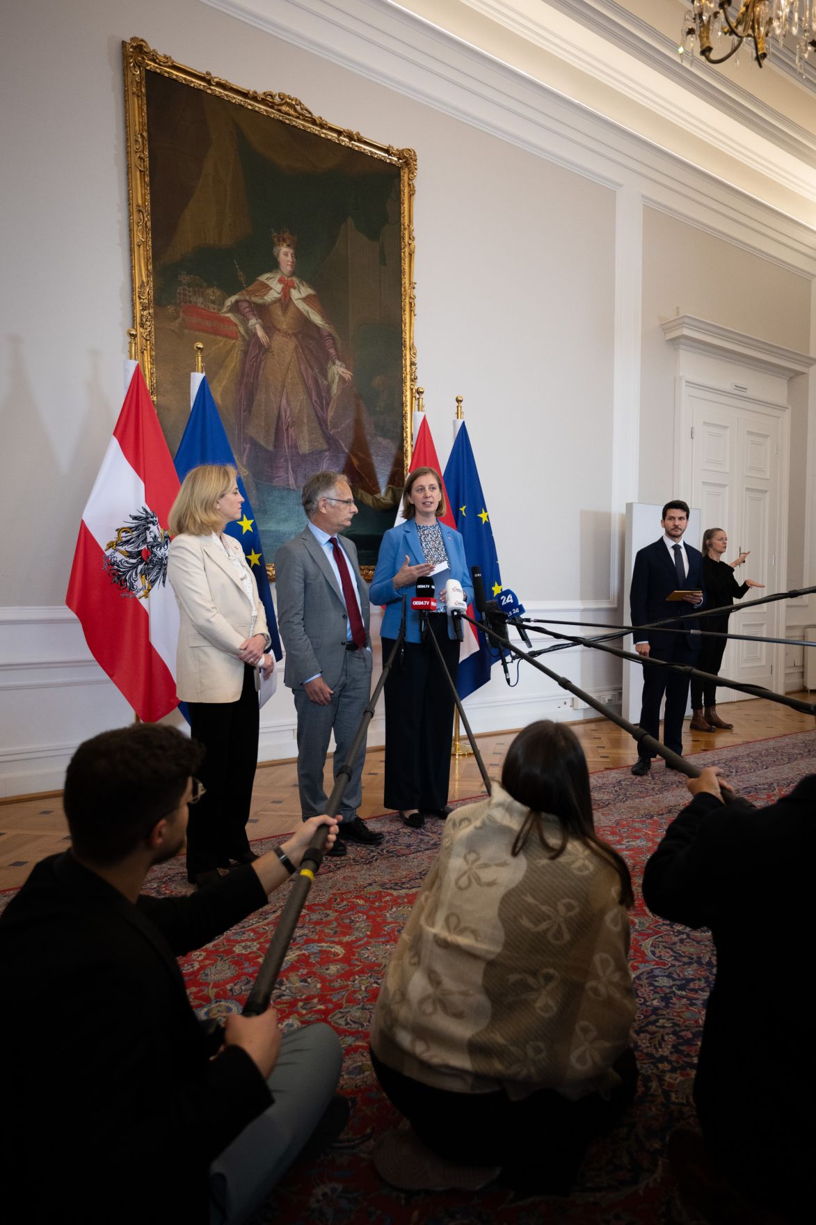 Am 8.Oktober 2025 nahmen Bundesministerin Beate Meinl-Reisinger (2.v.l.), Bundesminister Markus Marterbauer (3.v.l.) und Staatssekret&auml;rin Barbara Eibinger-Miedl (4.v.l.) am Doorstep vor dem Ministerrat teil.