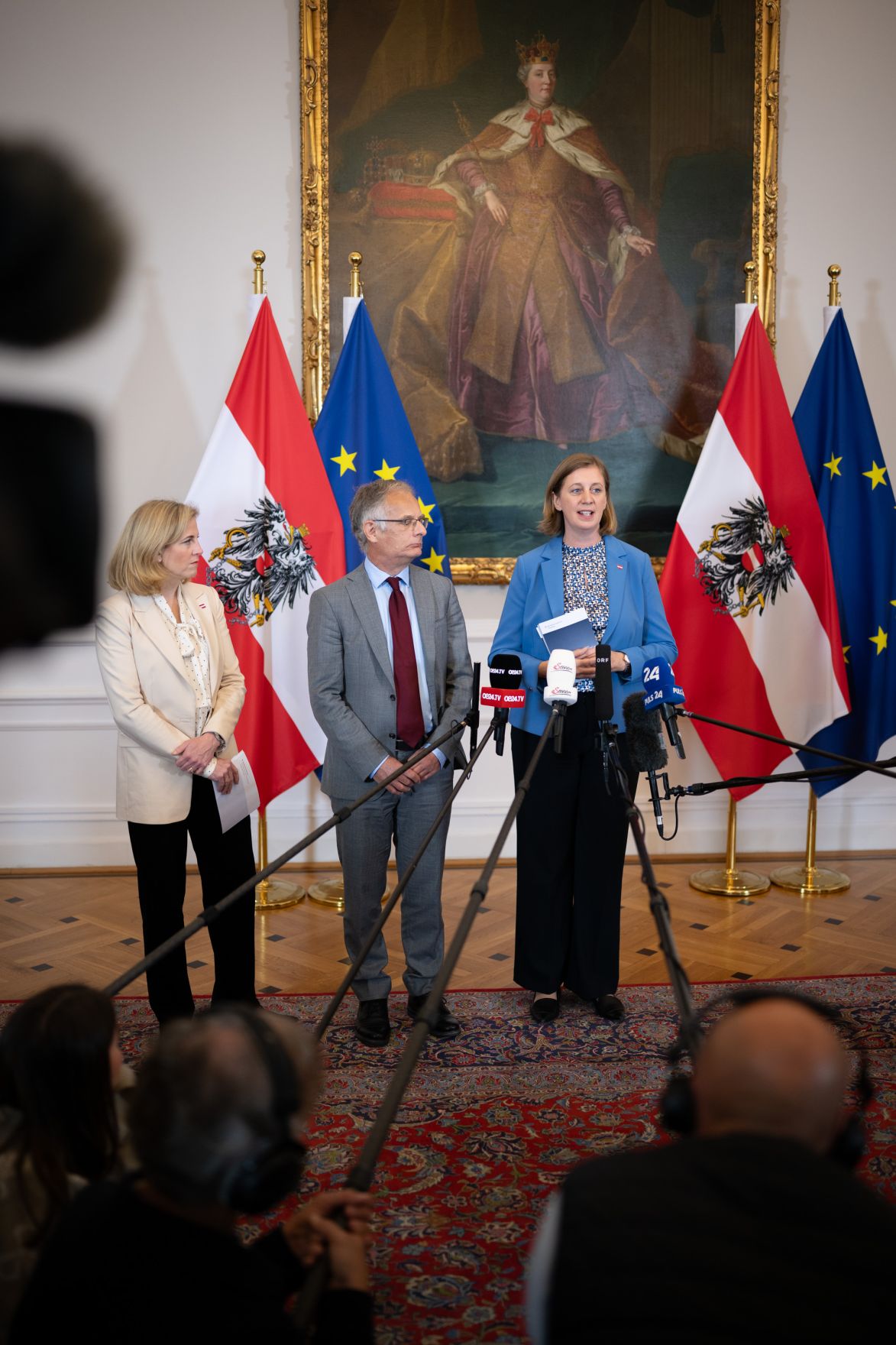 Am 8.Oktober 2025 nahmen Bundesministerin Beate Meinl-Reisinger (l.), Bundesminister Markus Marterbauer (m.) und Staatssekret&auml;rin Barbara Eibinger-Miedl (r.) am Doorstep vor dem Ministerrat teil.