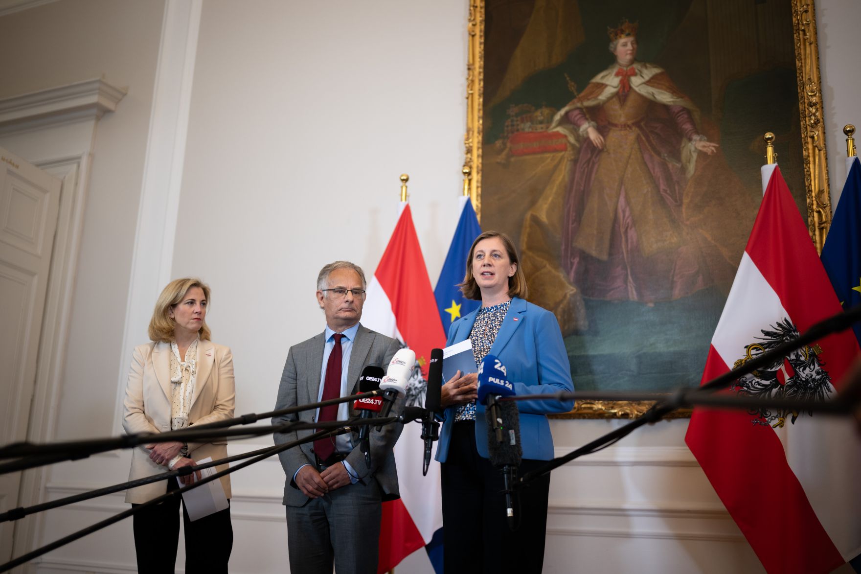 Am 8.Oktober 2025 nahmen Bundesministerin Beate Meinl-Reisinger (l.), Bundesminister Markus Marterbauer (m.) und Staatssekret&auml;rin Barbara Eibinger-Miedl (r.) am Doorstep vor dem Ministerrat teil.