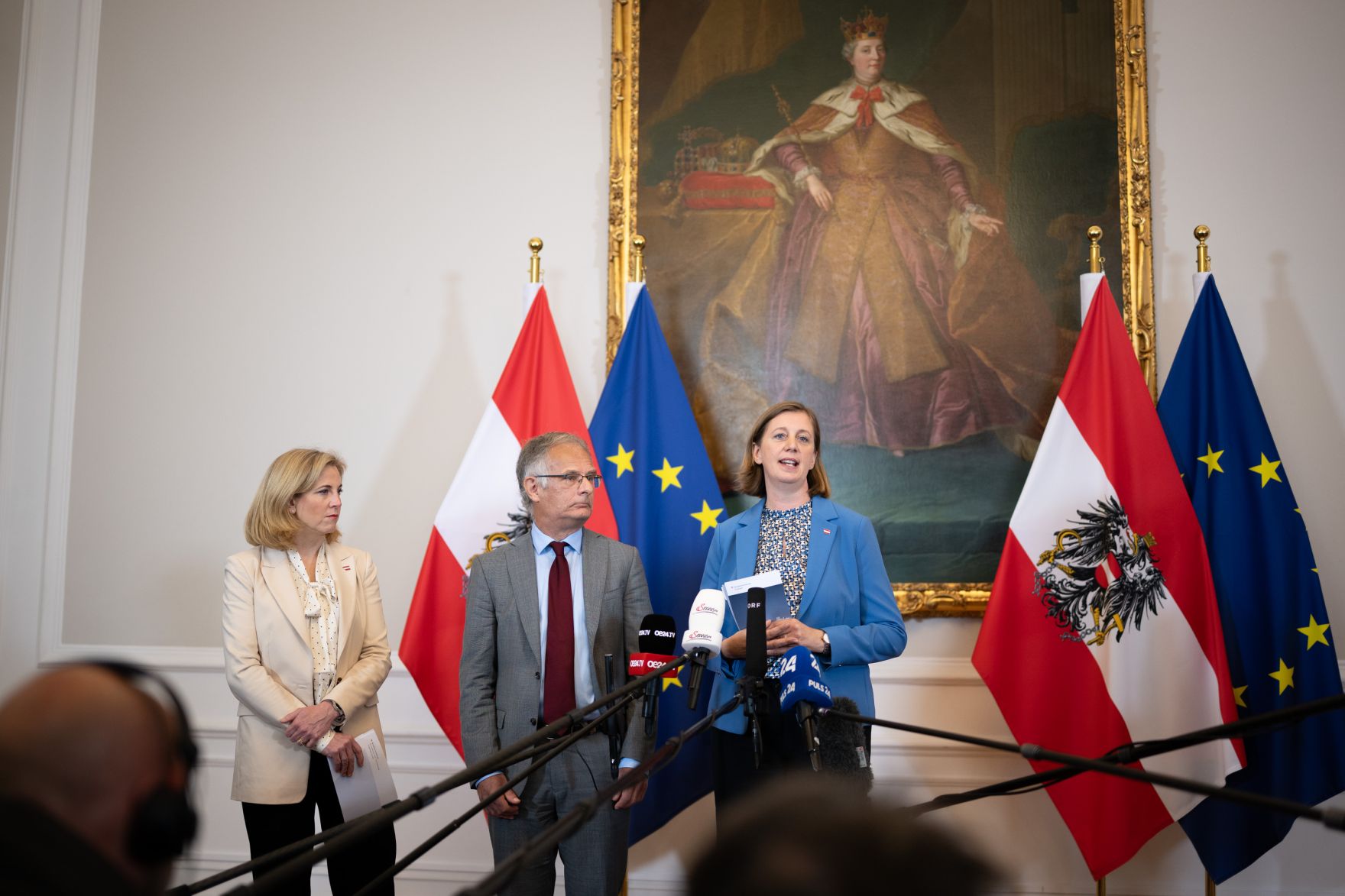 Am 8.Oktober 2025 nahmen Bundesministerin Beate Meinl-Reisinger (l.), Bundesminister Markus Marterbauer (m.) und Staatssekret&auml;rin Barbara Eibinger-Miedl (r.) am Doorstep vor dem Ministerrat teil.