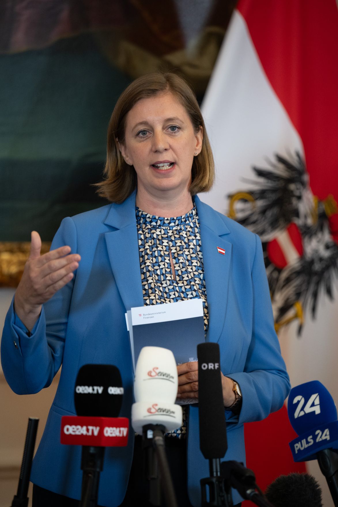 Am 8.Oktober 2025 nahmen Bundesministerin Beate Meinl-Reisinger, Bundesminister Markus Marterbauer und Staatssekret&auml;rin Barbara Eibinger-Miedl (im Bild) am Doorstep vor dem Ministerrat teil.