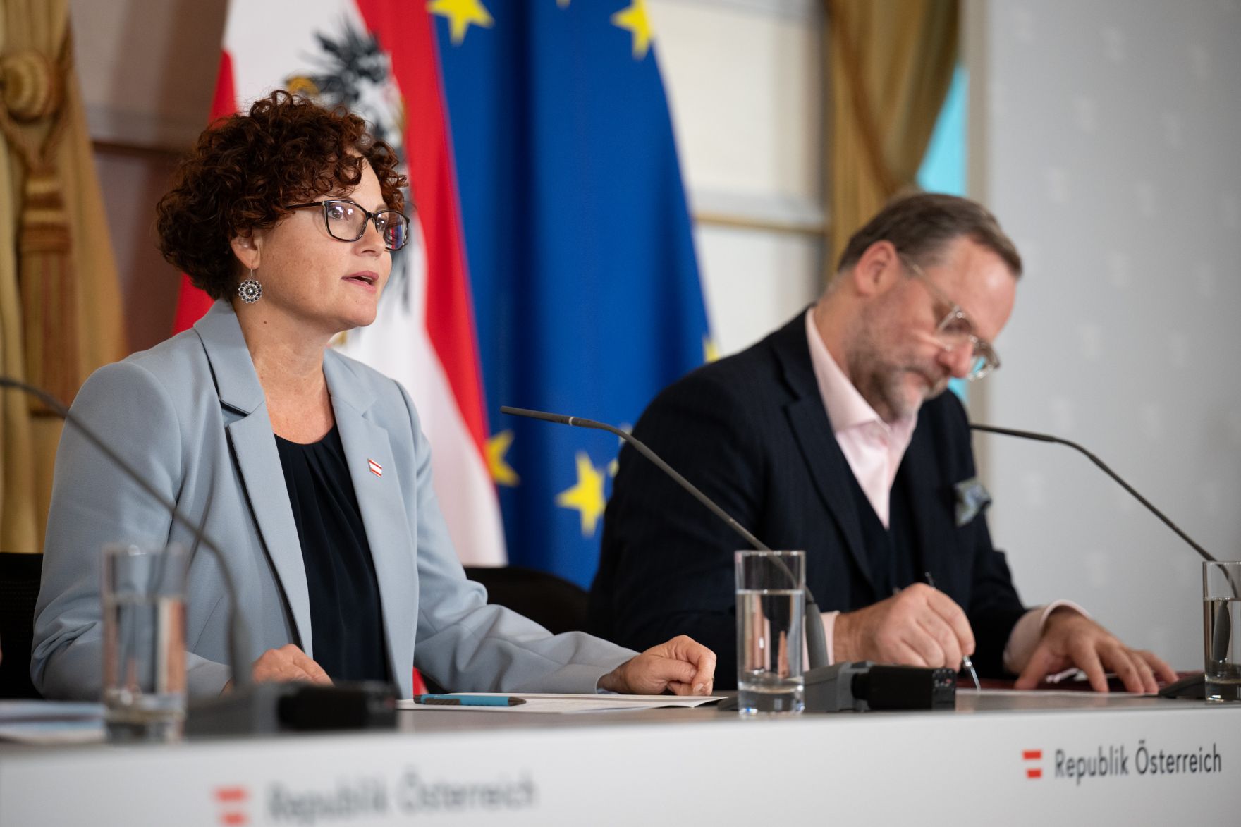 Am 8. Oktober 2025 nahmen Bundesministerin Korinna Schumann, Staatssekret&auml;rin Elisabeth Zehetner (l.) und Staatssekret&auml;r Sepp Schellhorn (r.) am Pressefoyer nach dem Ministerrat teil.