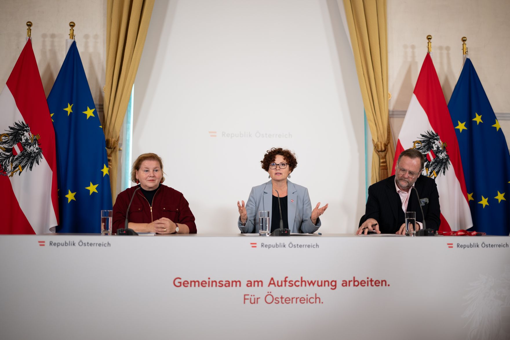 Am 8. Oktober 2025 nahmen Bundesministerin Korinna Schumann (l.), Staatssekret&auml;rin Elisabeth Zehetner (m.) und Staatssekret&auml;r Sepp Schellhorn (r.) am Pressefoyer nach dem Ministerrat teil.