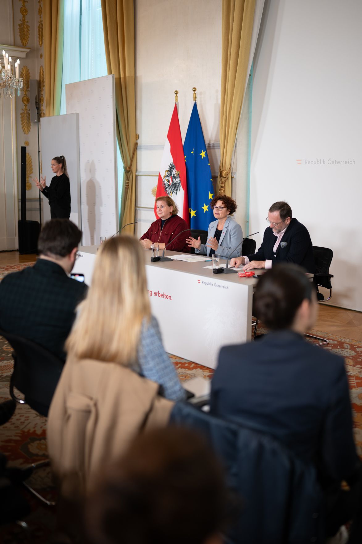 Am 8. Oktober 2025 nahmen Bundesministerin Korinna Schumann, Staatssekret&auml;rin Elisabeth Zehetner und Staatssekret&auml;r Sepp Schellhorn am Pressefoyer nach dem Ministerrat teil.