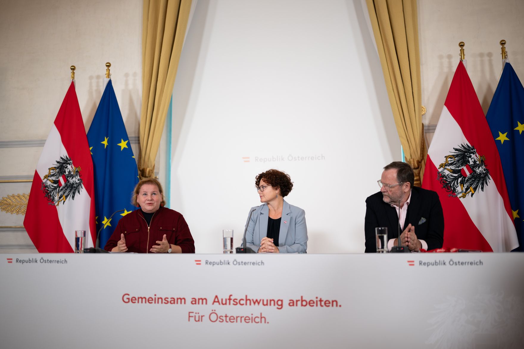 Am 8. Oktober 2025 nahmen Bundesministerin Korinna Schumann (l.), Staatssekret&auml;rin Elisabeth Zehetner (m.) und Staatssekret&auml;r Sepp Schellhorn (r.) am Pressefoyer nach dem Ministerrat teil.