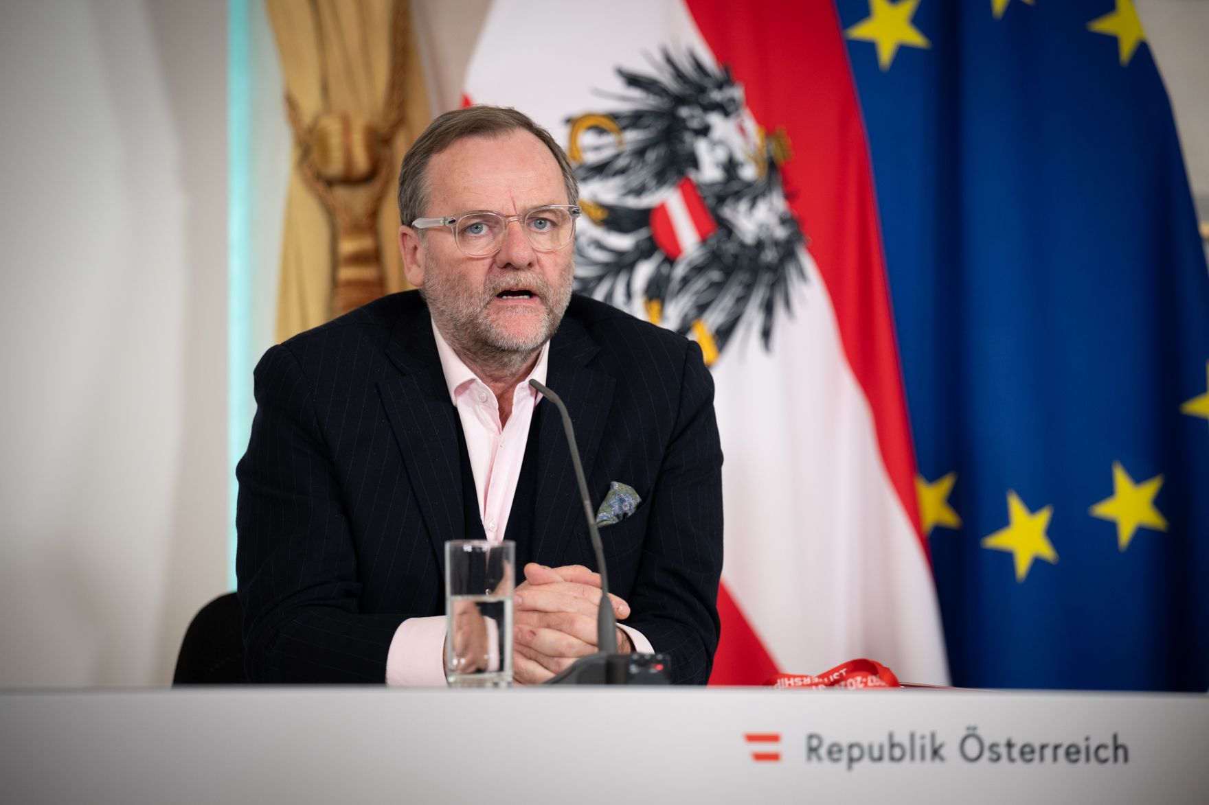 Am 8. Oktober 2025 nahmen Bundesministerin Korinna Schumann, Staatssekret&auml;rin Elisabeth Zehetner und Staatssekret&auml;r Sepp Schellhorn (im Bild) am Pressefoyer nach dem Ministerrat teil.