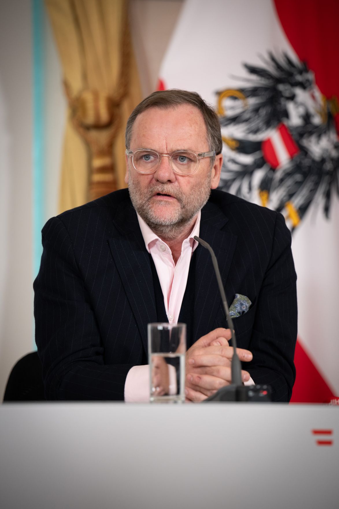 Am 8. Oktober 2025 nahmen Bundesministerin Korinna Schumann, Staatssekret&auml;rin Elisabeth Zehetner und Staatssekret&auml;r Sepp Schellhorn (im Bild) am Pressefoyer nach dem Ministerrat teil.