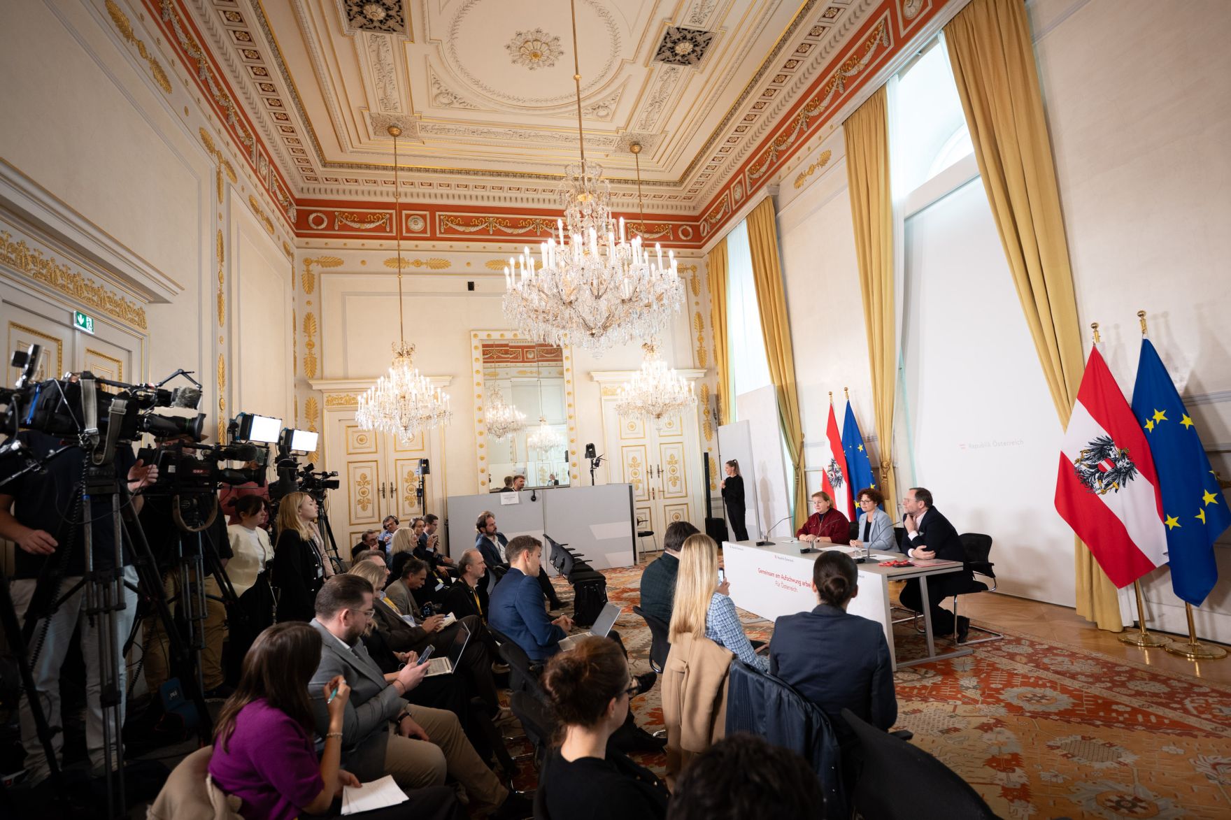 Am 8. Oktober 2025 nahmen Bundesministerin Korinna Schumann, Staatssekret&auml;rin Elisabeth Zehetner und Staatssekret&auml;r Sepp Schellhorn am Pressefoyer nach dem Ministerrat teil.