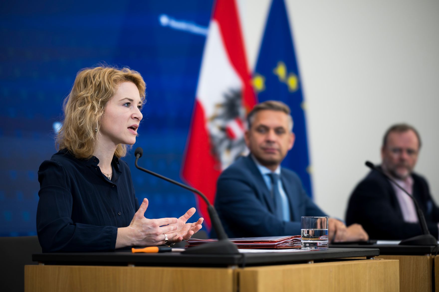 Am 15. Oktober 2025 nahmen Bundesminister Wolfgang Hattmannsdorfer (m.), Bundesministerin Eva-Maria Holzleitner (l.) und Staatssekret&auml;r Sepp Schellhorn (r.) am Pressefoyer nach dem Ministerrat teil.