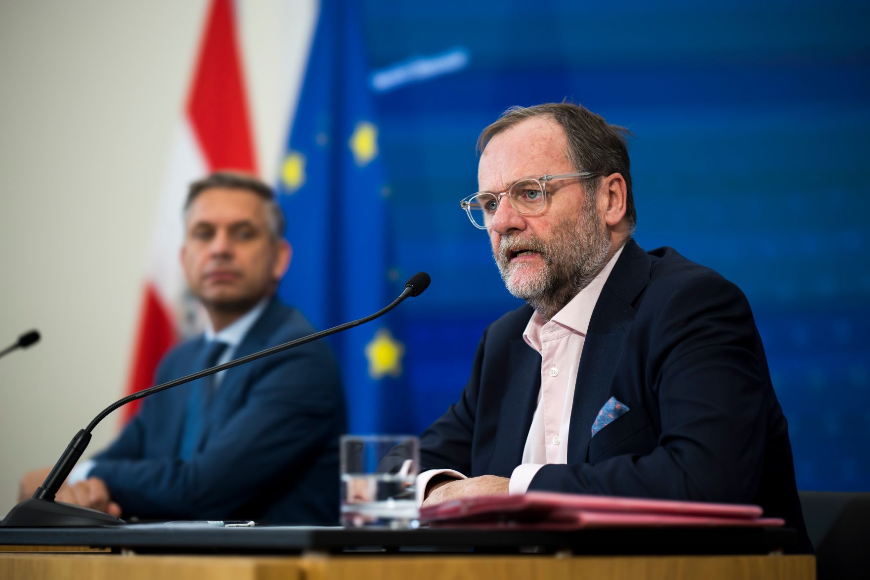 Am 15. Oktober 2025 nahmen Bundesminister Wolfgang Hattmannsdorfer (l.), Bundesministerin Eva-Maria Holzleitner und Staatssekret&auml;r Sepp Schellhorn (r.) am Pressefoyer nach dem Ministerrat teil.