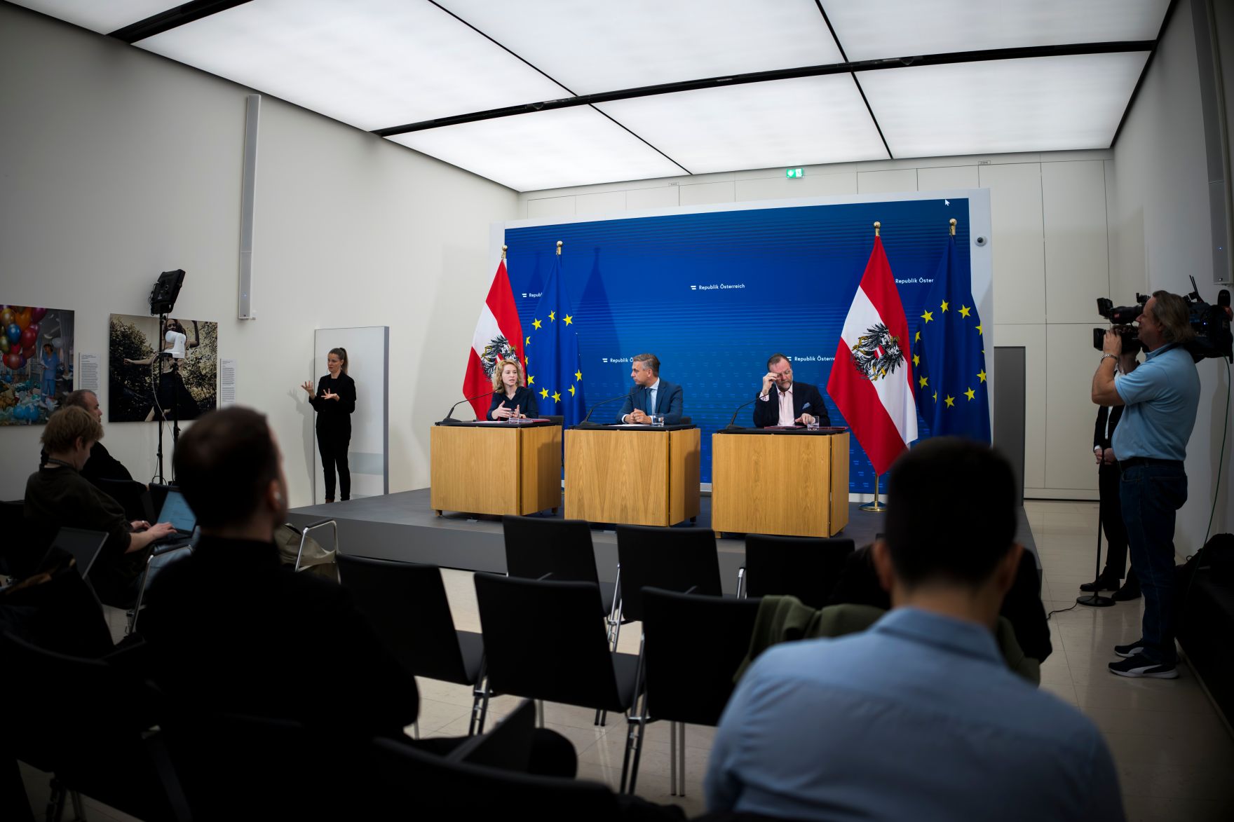 Am 15. Oktober 2025 nahmen Bundesminister Wolfgang Hattmannsdorfer (m.), Bundesministerin Eva-Maria Holzleitner (l.) und Staatssekret&auml;r Sepp Schellhorn (r.) am Pressefoyer nach dem Ministerrat teil.