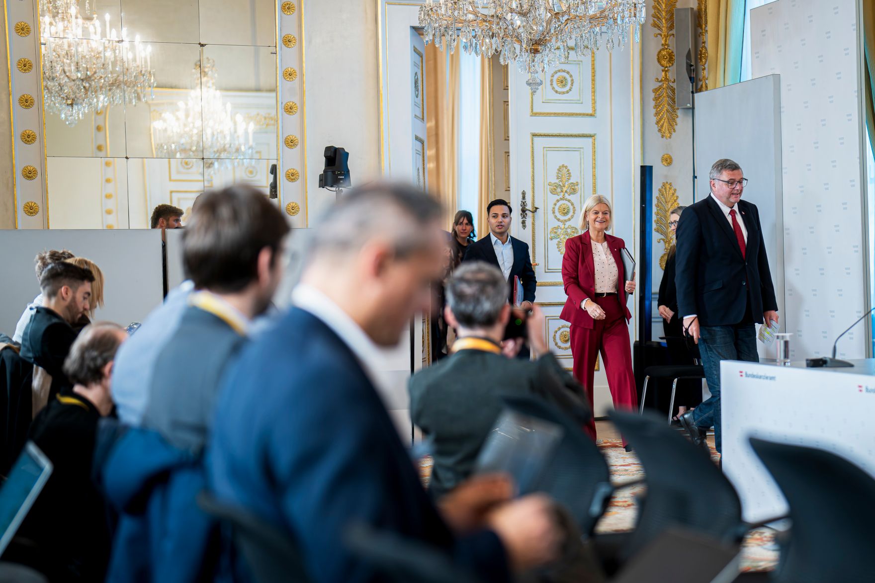 Am 29. Oktober 2025 nahmen (v.l.n.r.) Klubobmann Yannick Shetty, Bundesministerin Klaudia Tanner und Staatssekret&auml;r J&ouml;rg Leichtfried am Pressefoyer nach dem Ministerrat teil.
